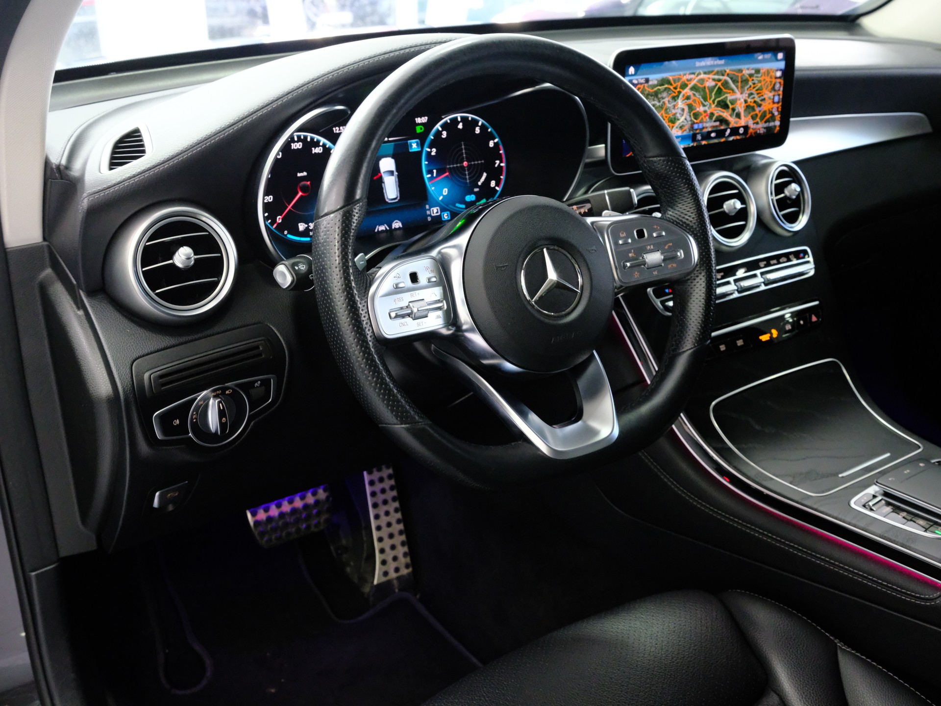 MERCEDES-BENZ GLC 300 AMG Line 4Matic 9G-Tronic-image-9