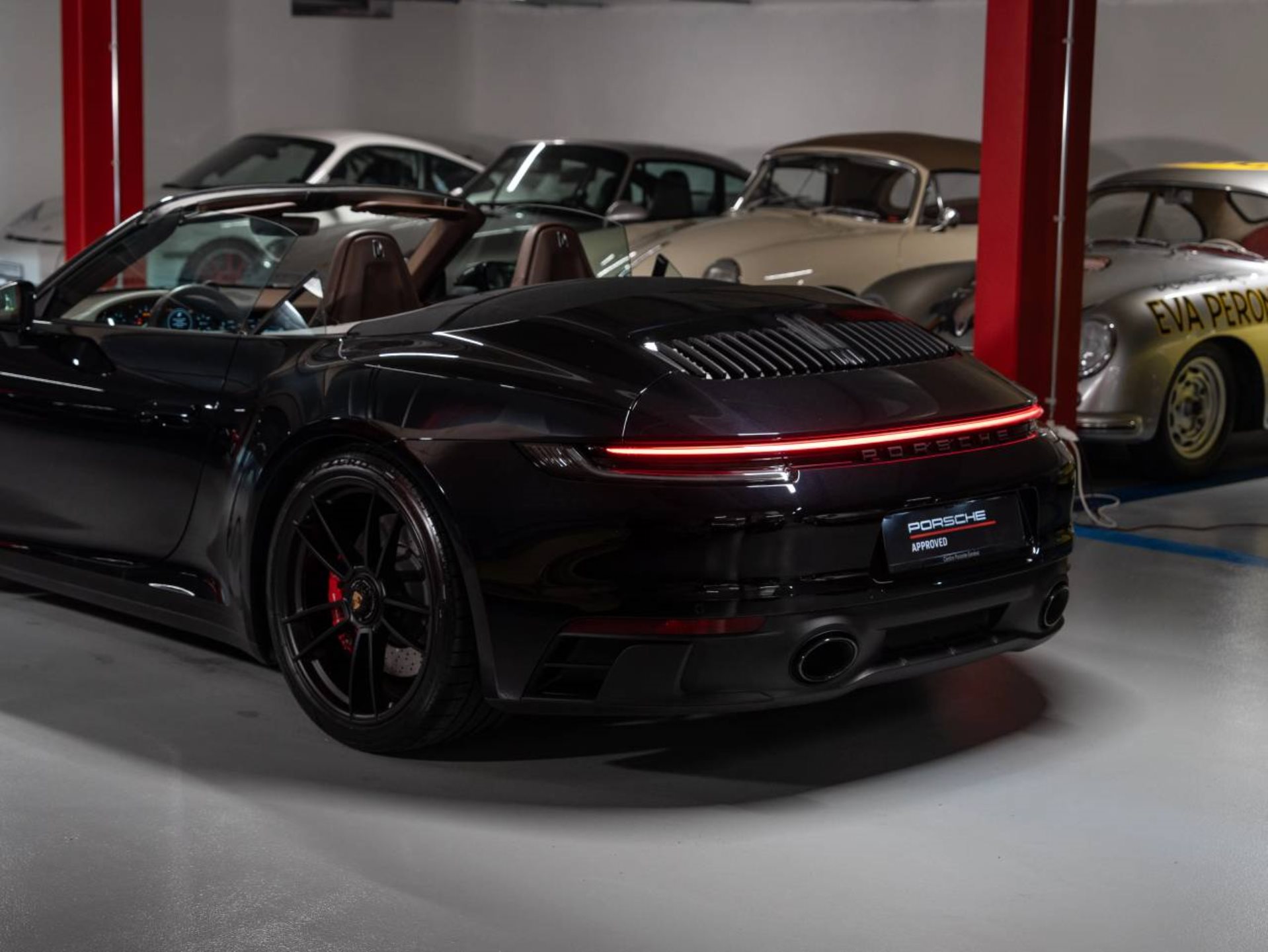 PORSCHE 911 Carrera 4 GTS Cabriolet (MY23)-image-25