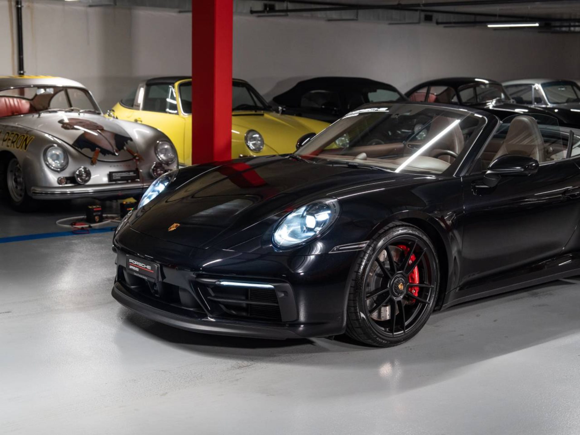 PORSCHE 911 Carrera 4 GTS Cabriolet (MY23)-image-24