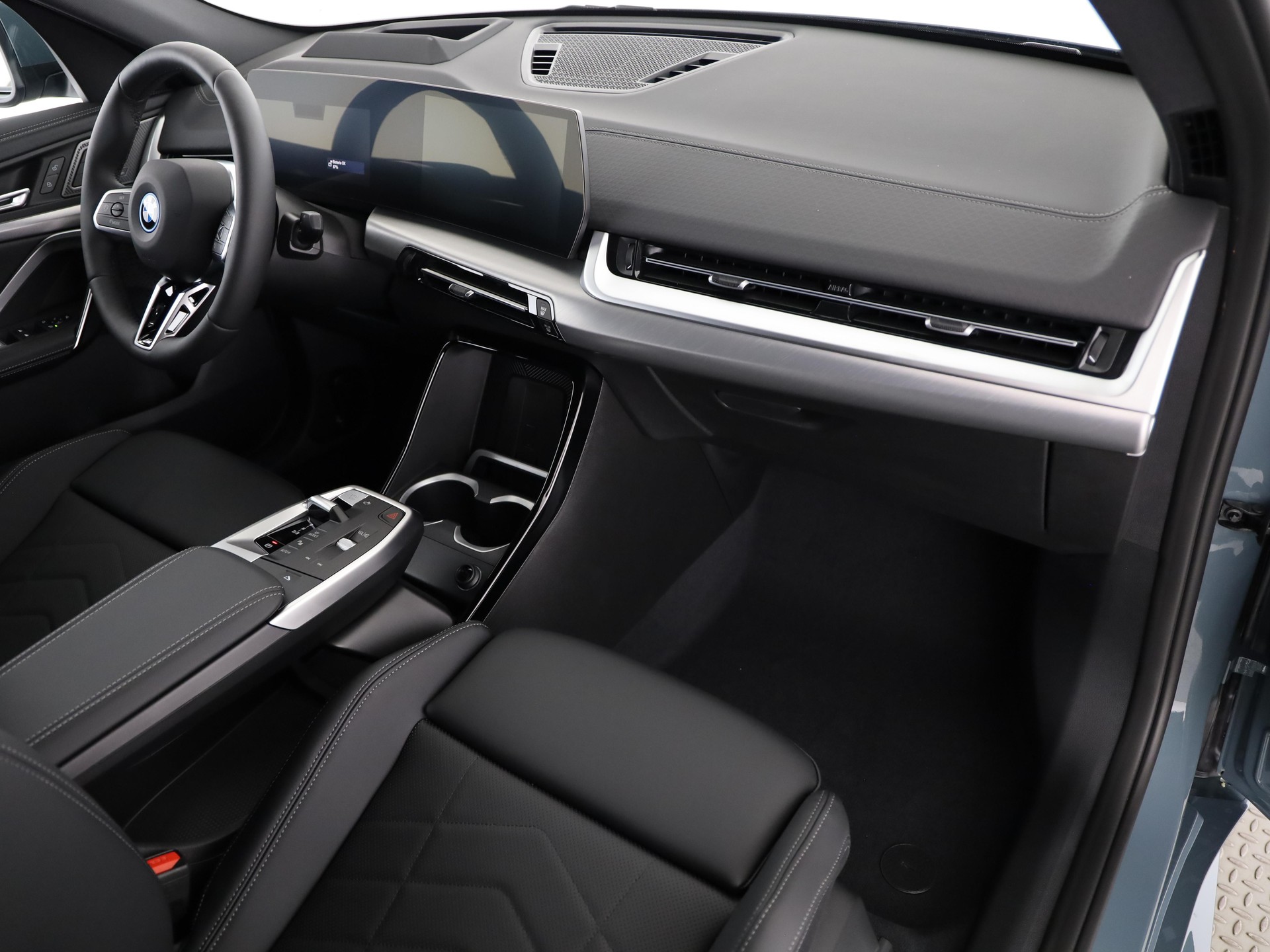 BMW iX2 30 xDrive-image-12