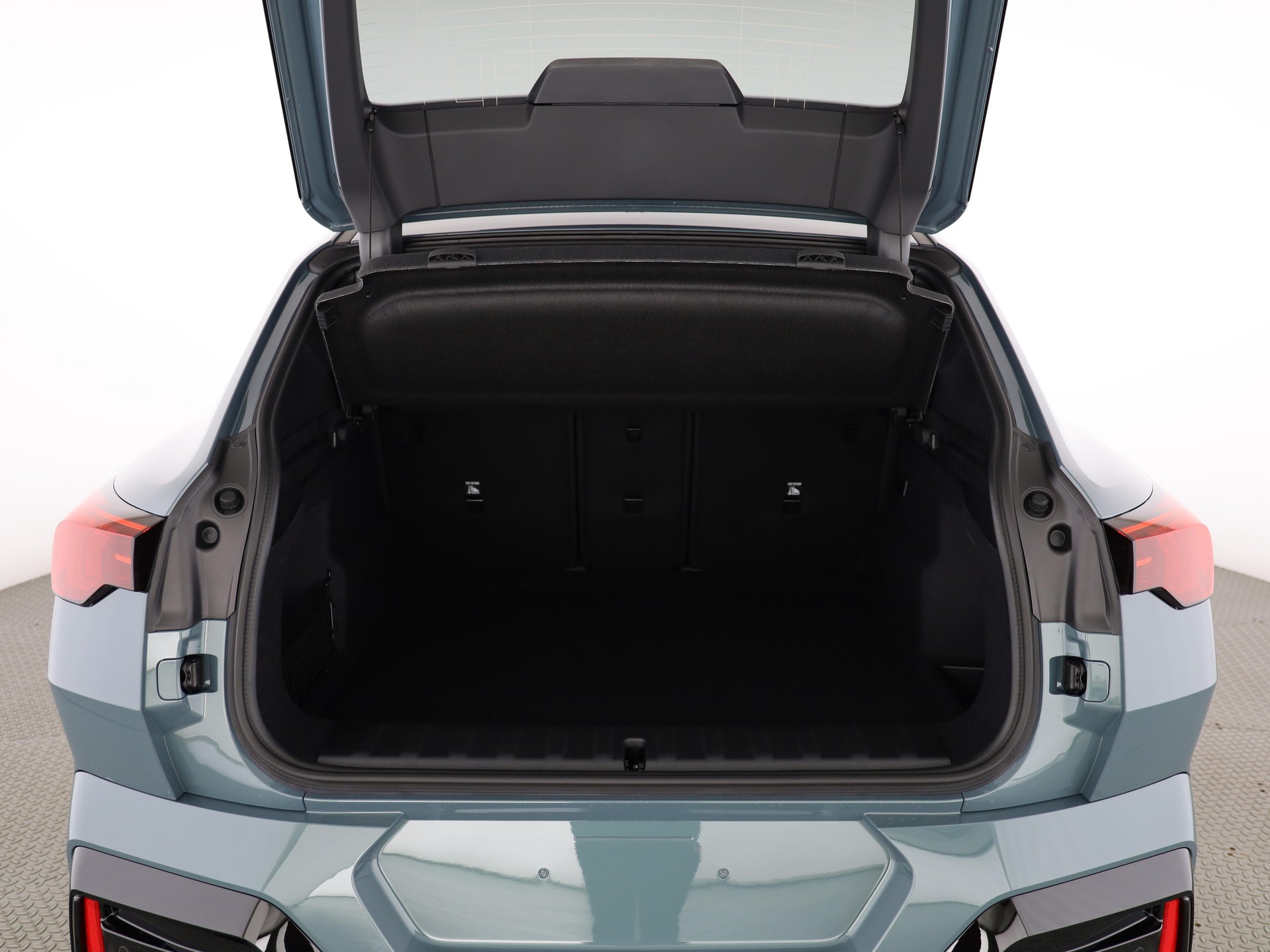 BMW iX2 30 xDrive-image-14