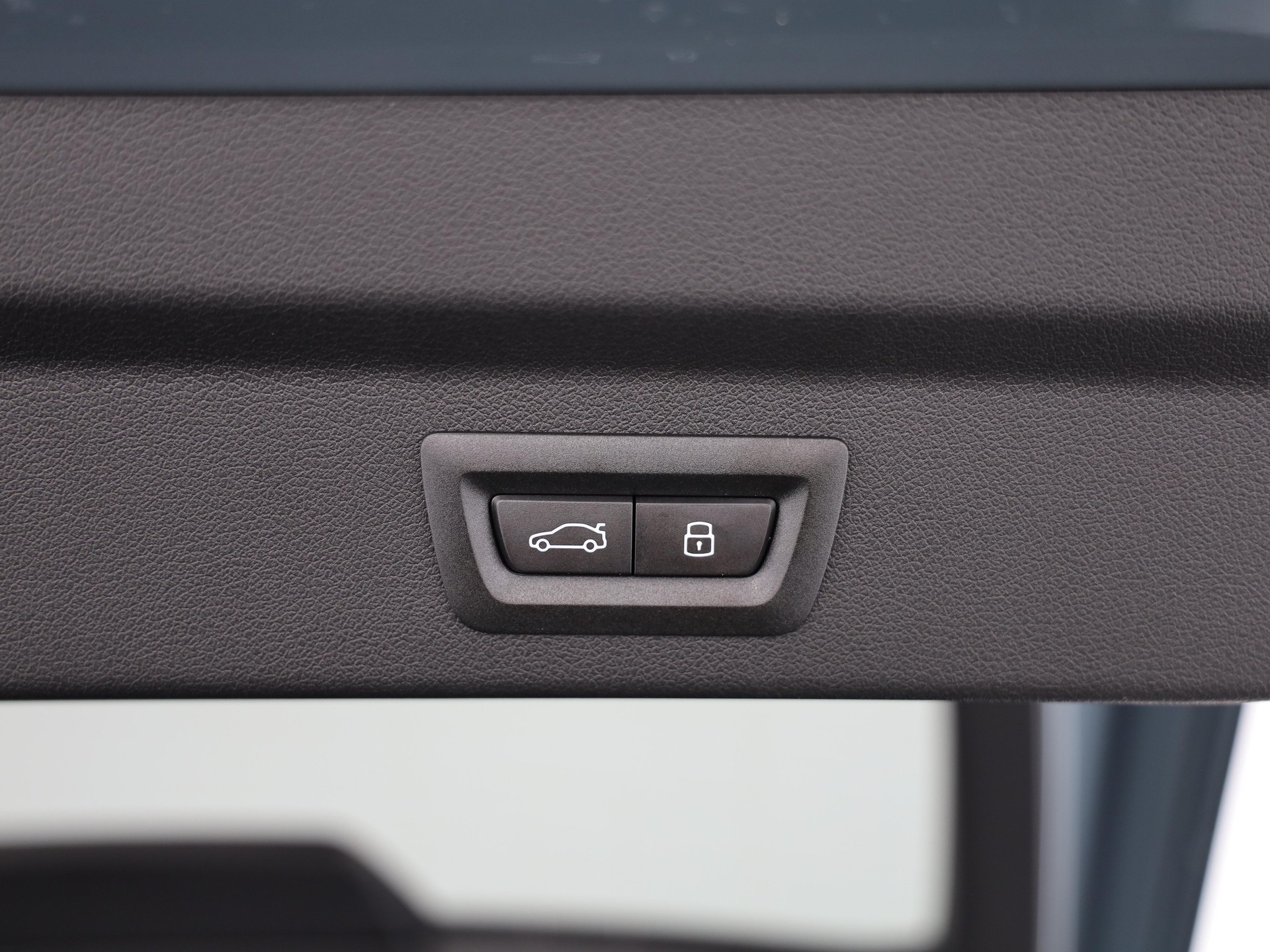 BMW iX2 30 xDrive-image-13
