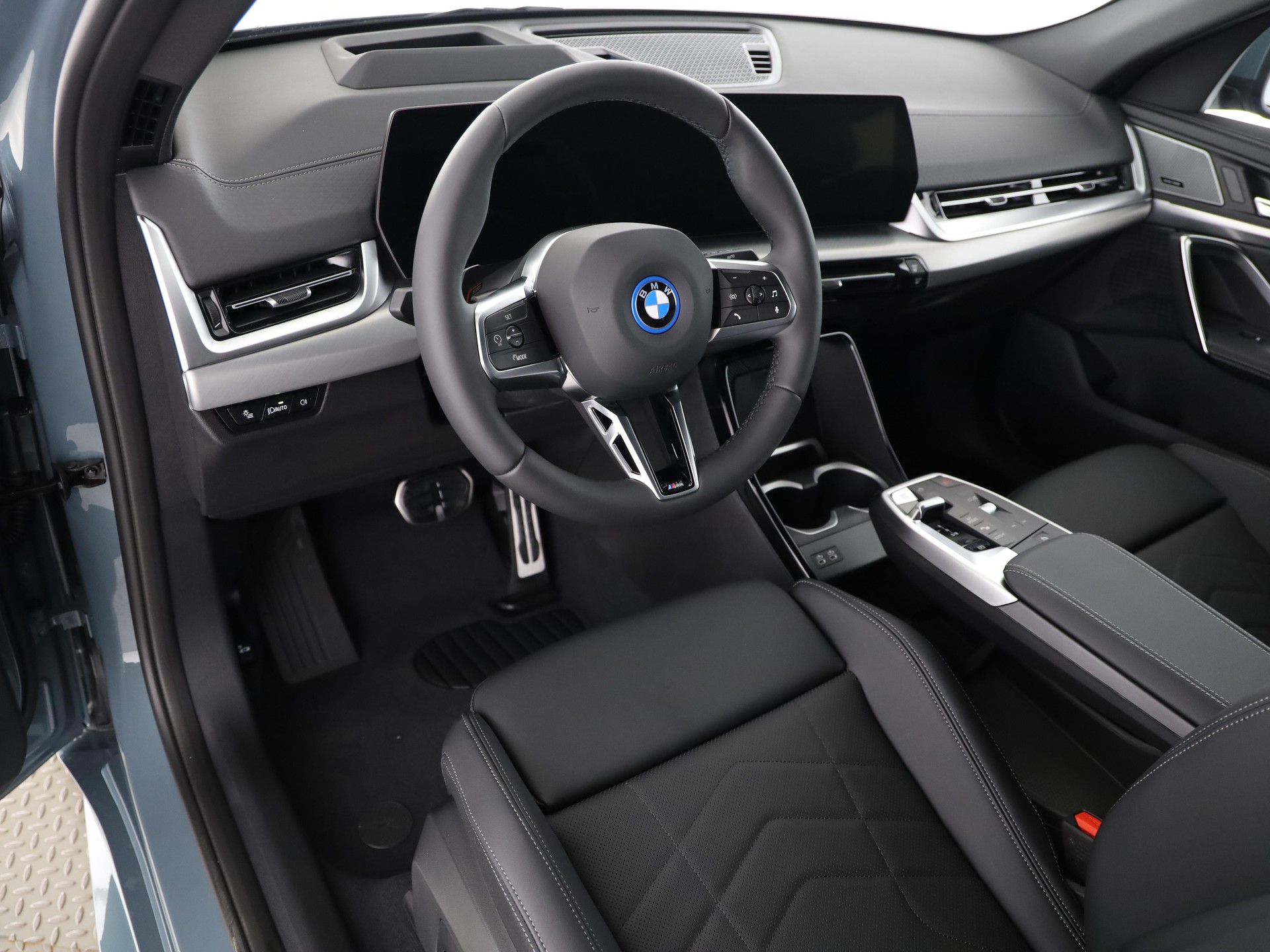 BMW iX2 30 xDrive-image-7