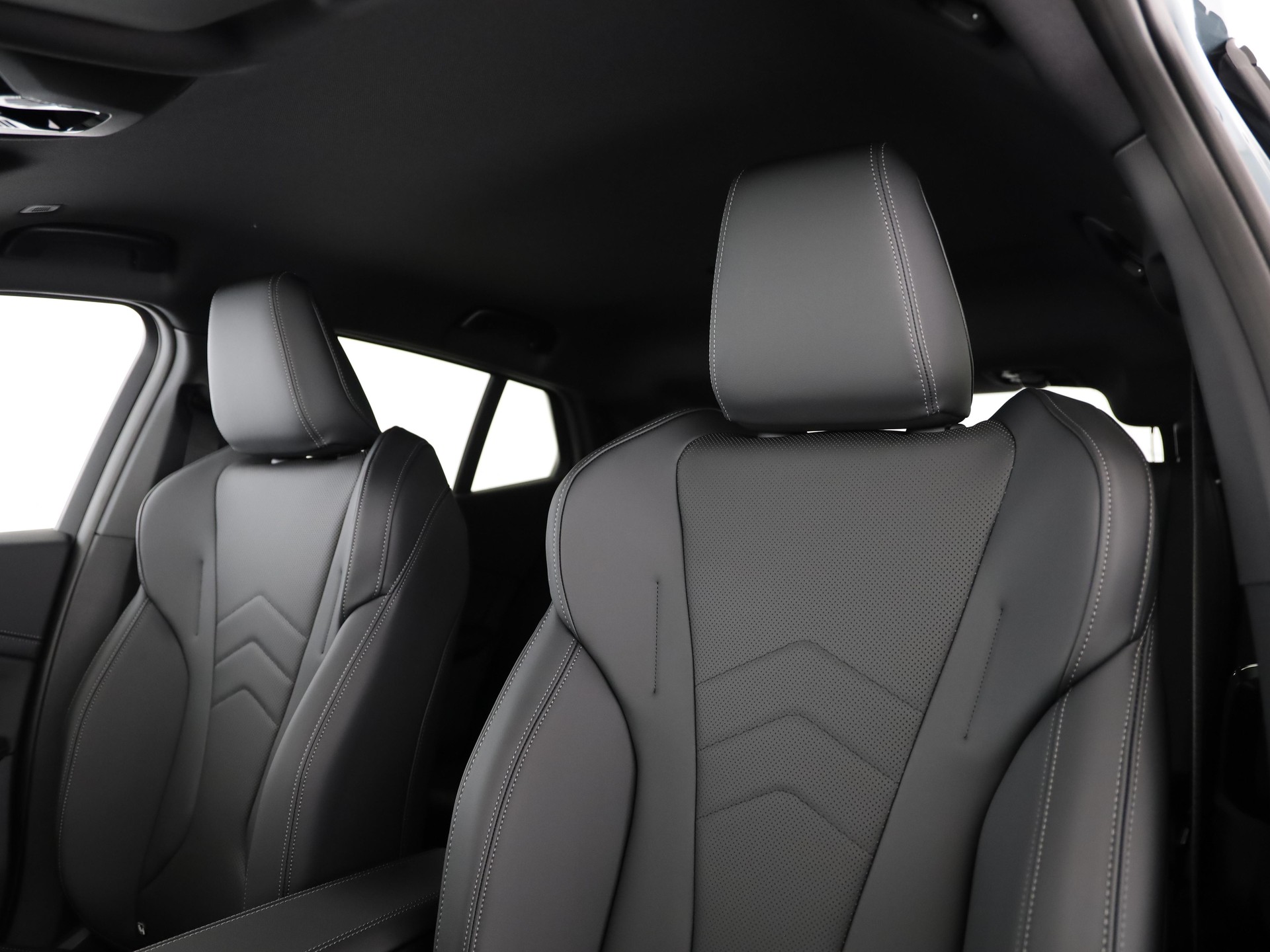BMW iX2 30 xDrive-image-6