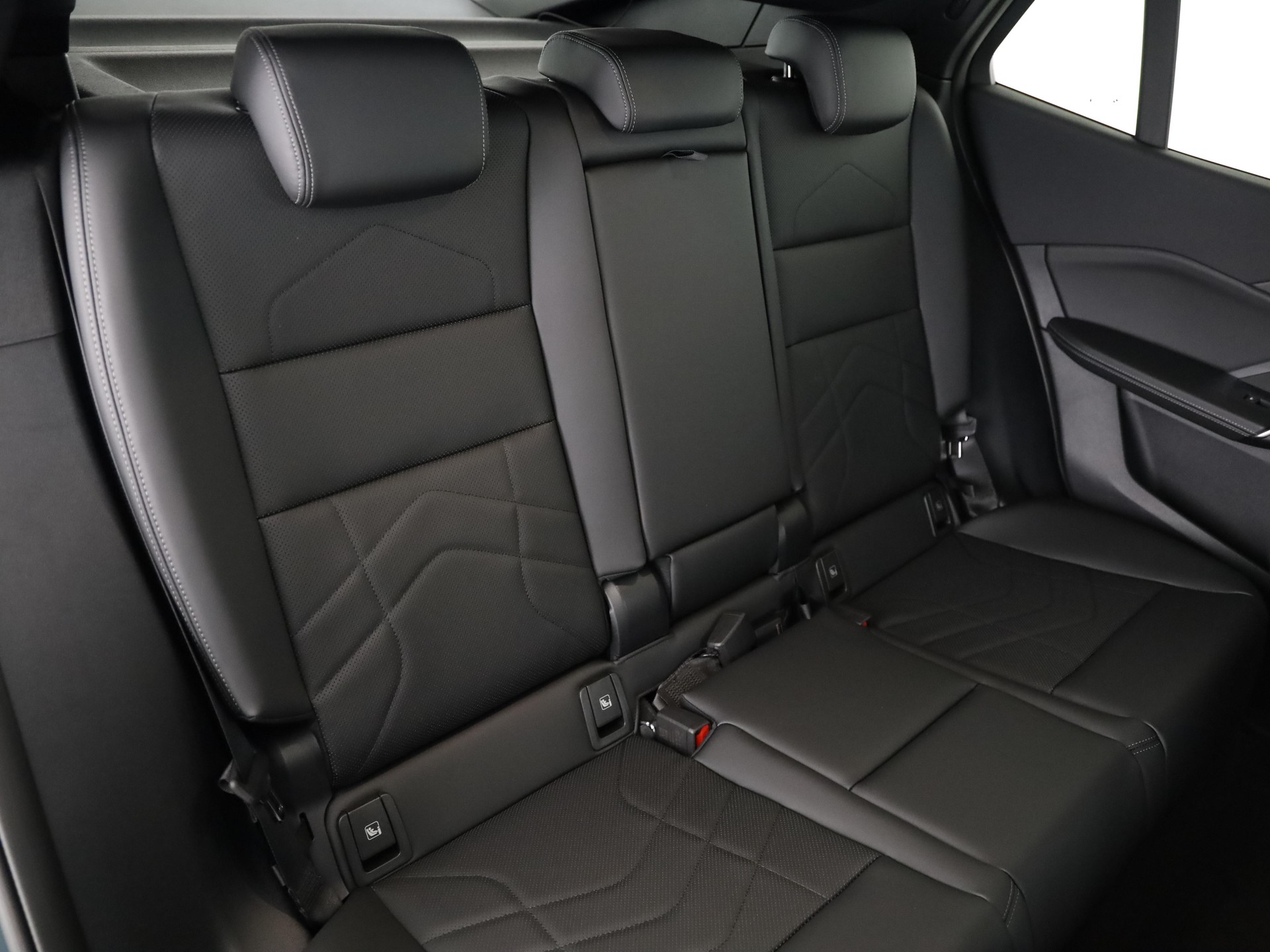 BMW iX2 30 xDrive-image-15