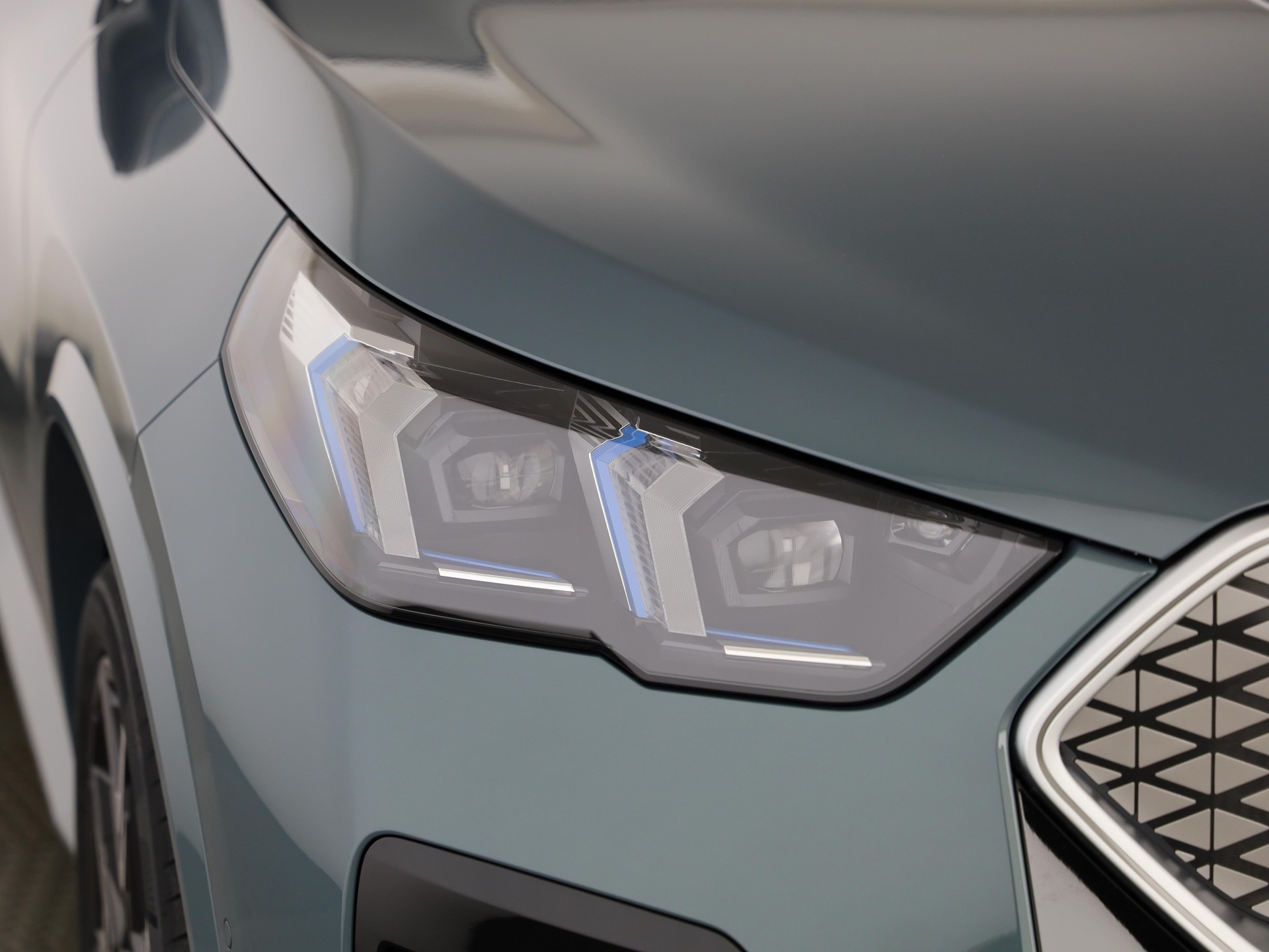 BMW iX2 30 xDrive-image-5