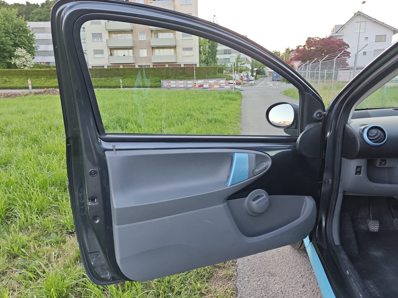 PEUGEOT 107 1.0 Swiss Edition-image-15