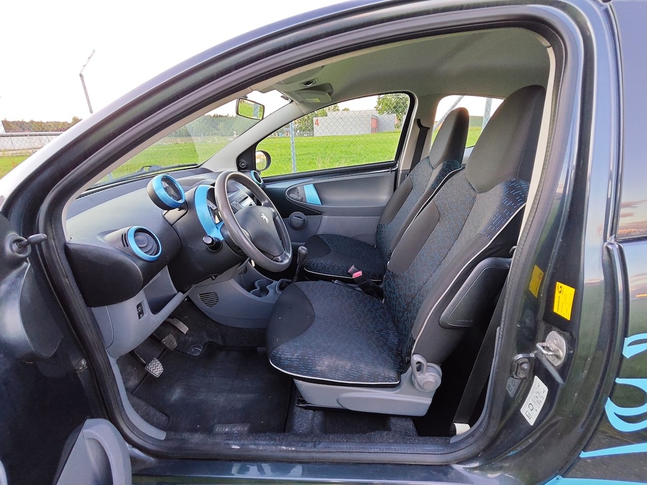 PEUGEOT 107 1.0 Swiss Edition-image-10
