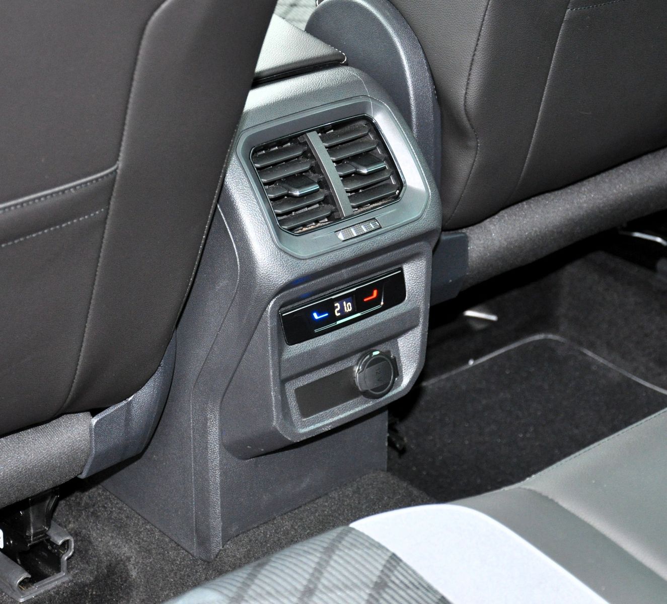 VW R-Line 4Motion-image-10