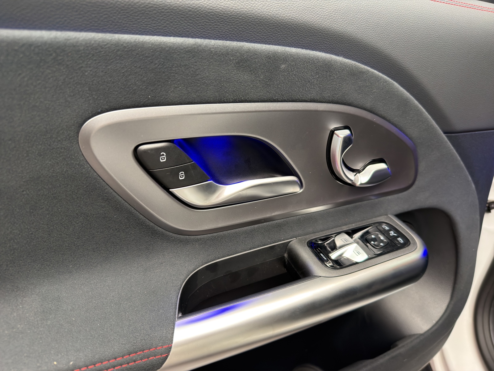 MERCEDES-BENZ GLB 220 4MATIC-image-10