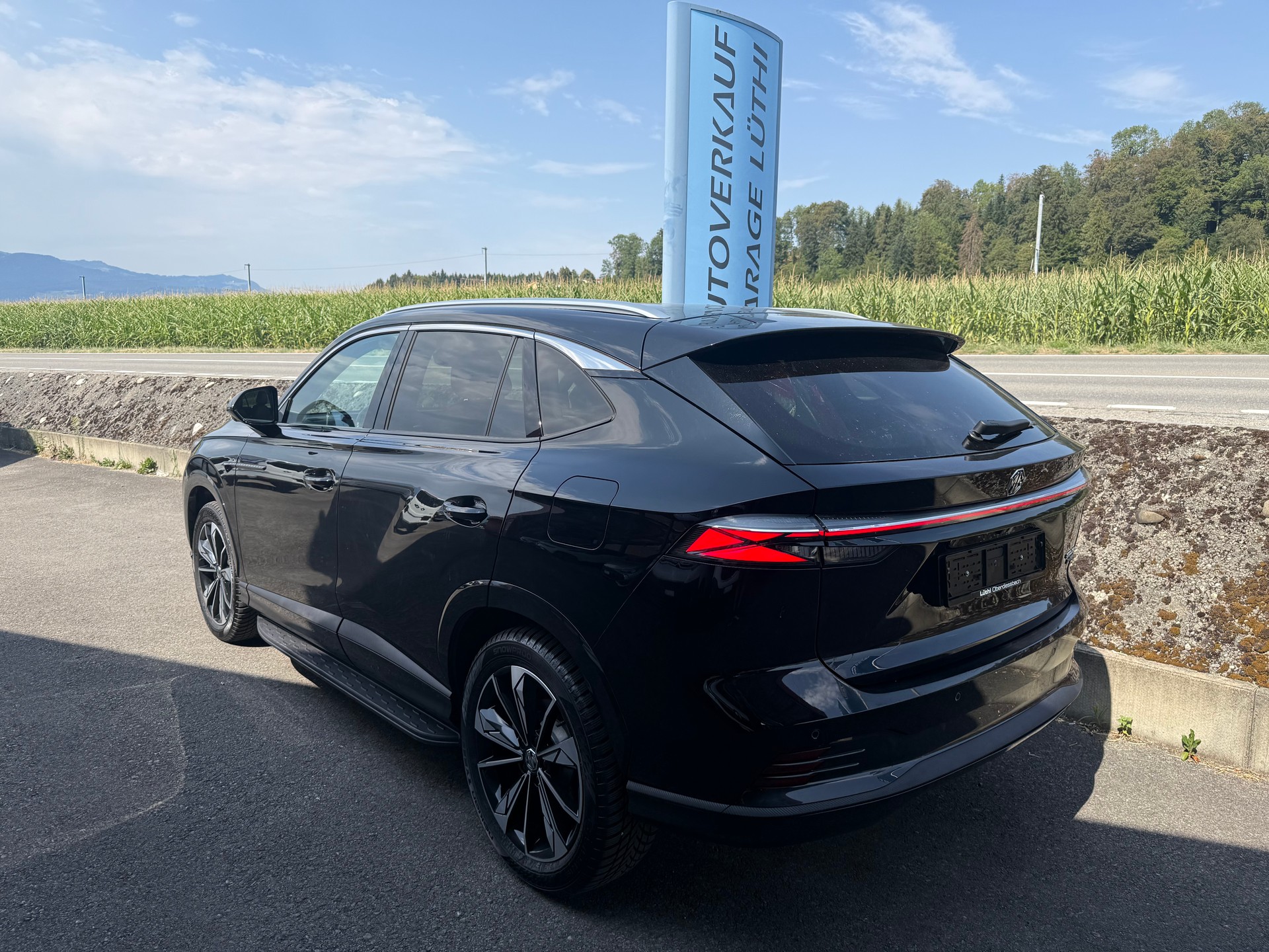 MG HS 1.5 T PHEV Luxury-showroom-element-1
