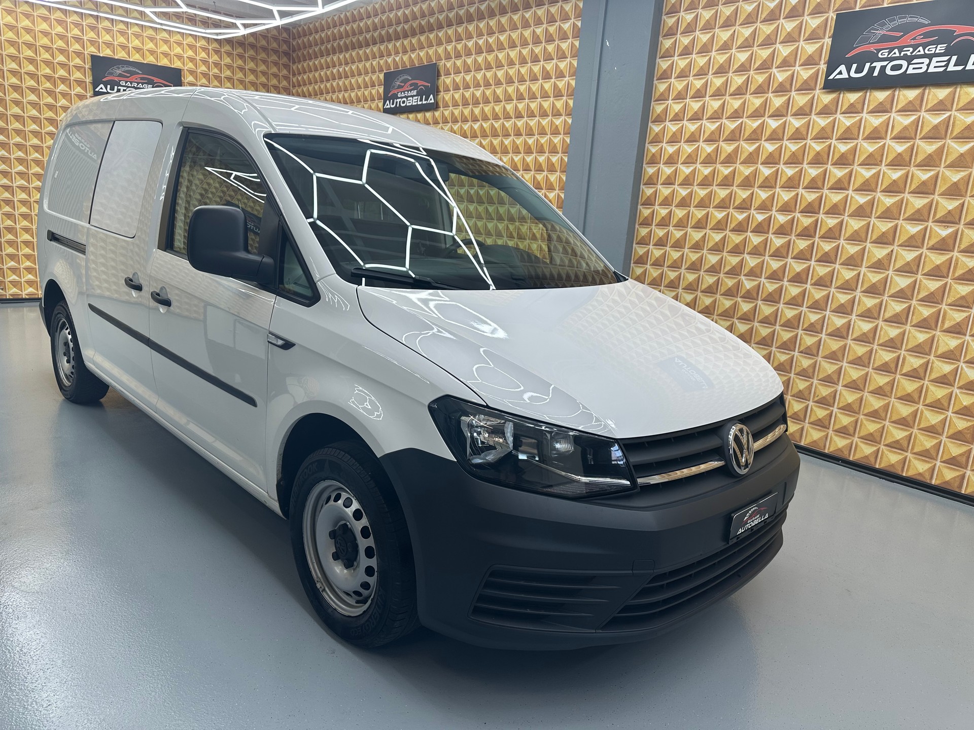 VW Caddy Maxi 2.0TDI BlueMotion Technology-image-2