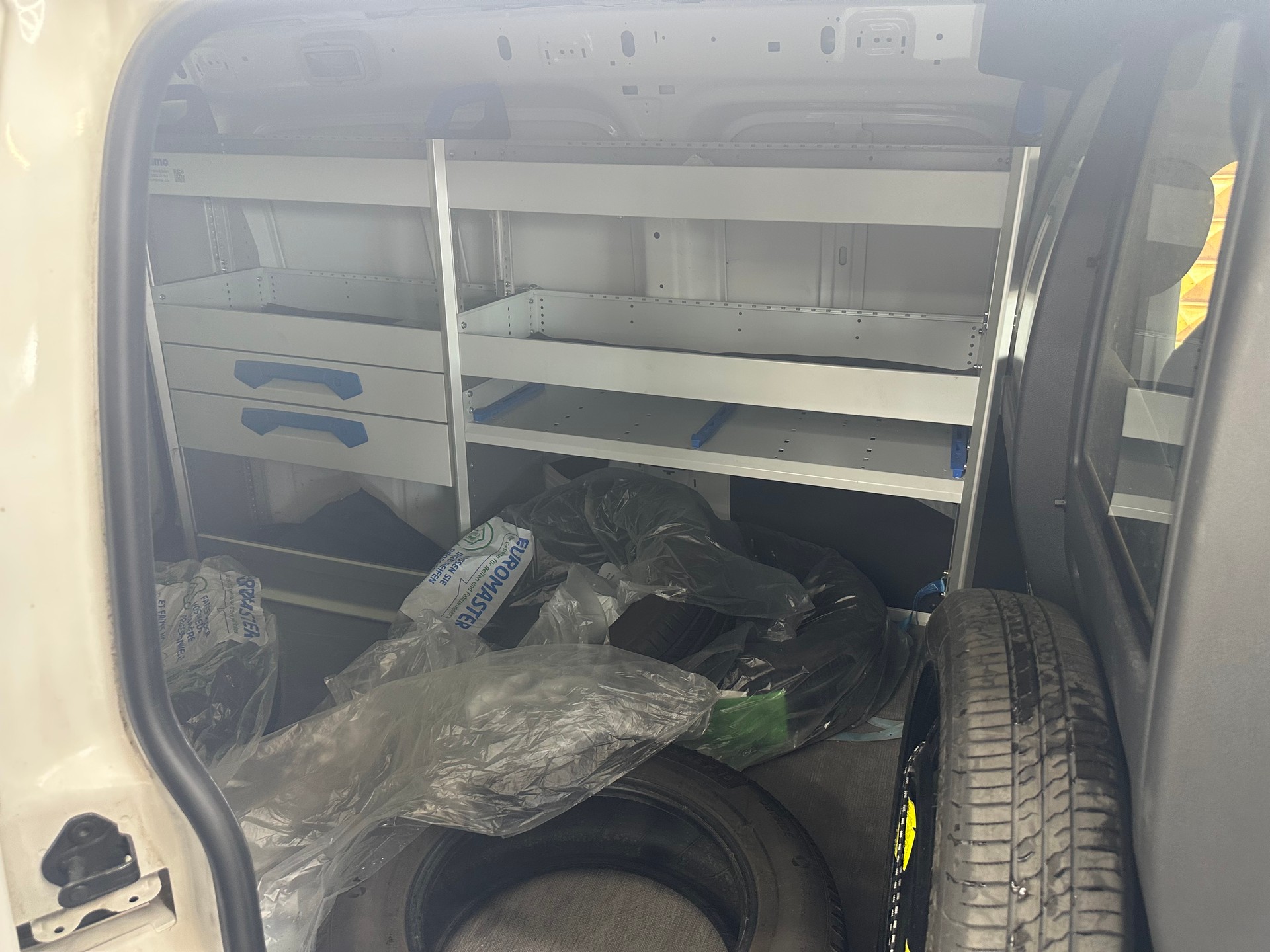 VW Caddy Maxi 2.0TDI BlueMotion Technology-image-9