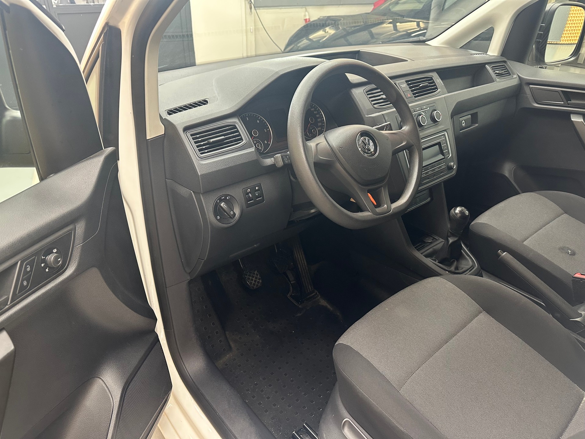 VW Caddy Maxi 2.0TDI BlueMotion Technology-image-6