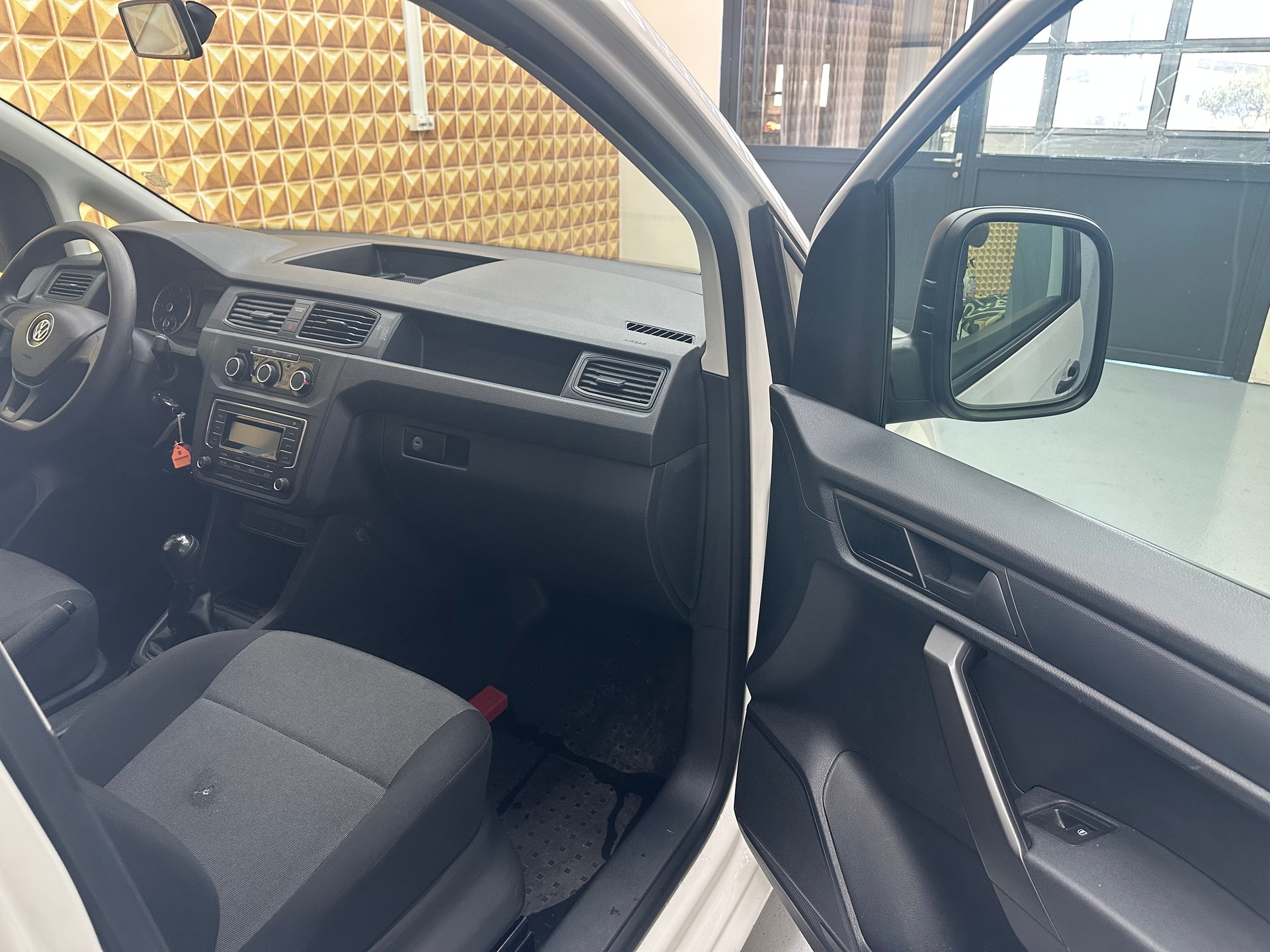 VW Caddy Maxi 2.0TDI BlueMotion Technology-image-8