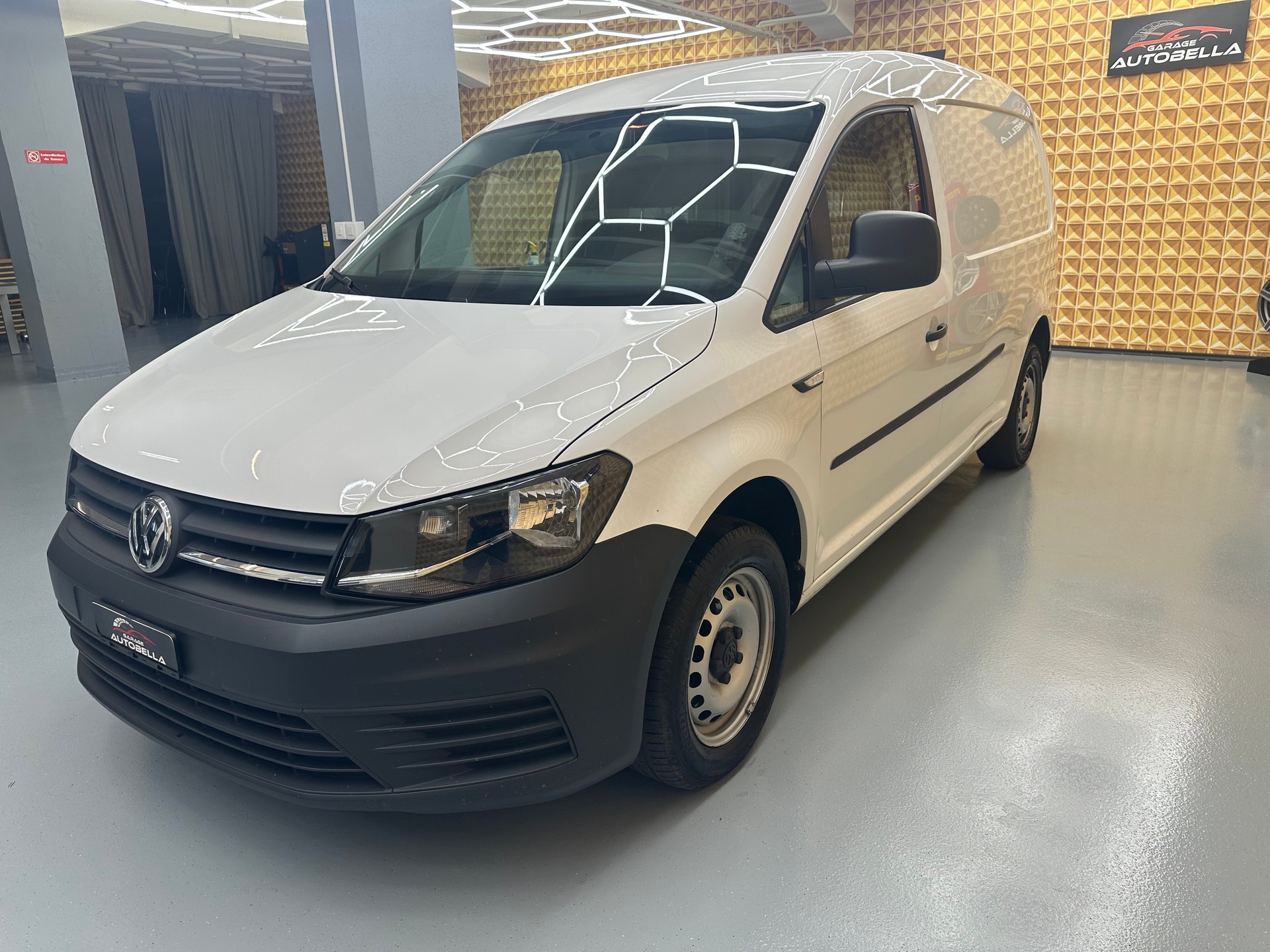 VW Caddy Maxi 2.0TDI BlueMotion Technology-image-1