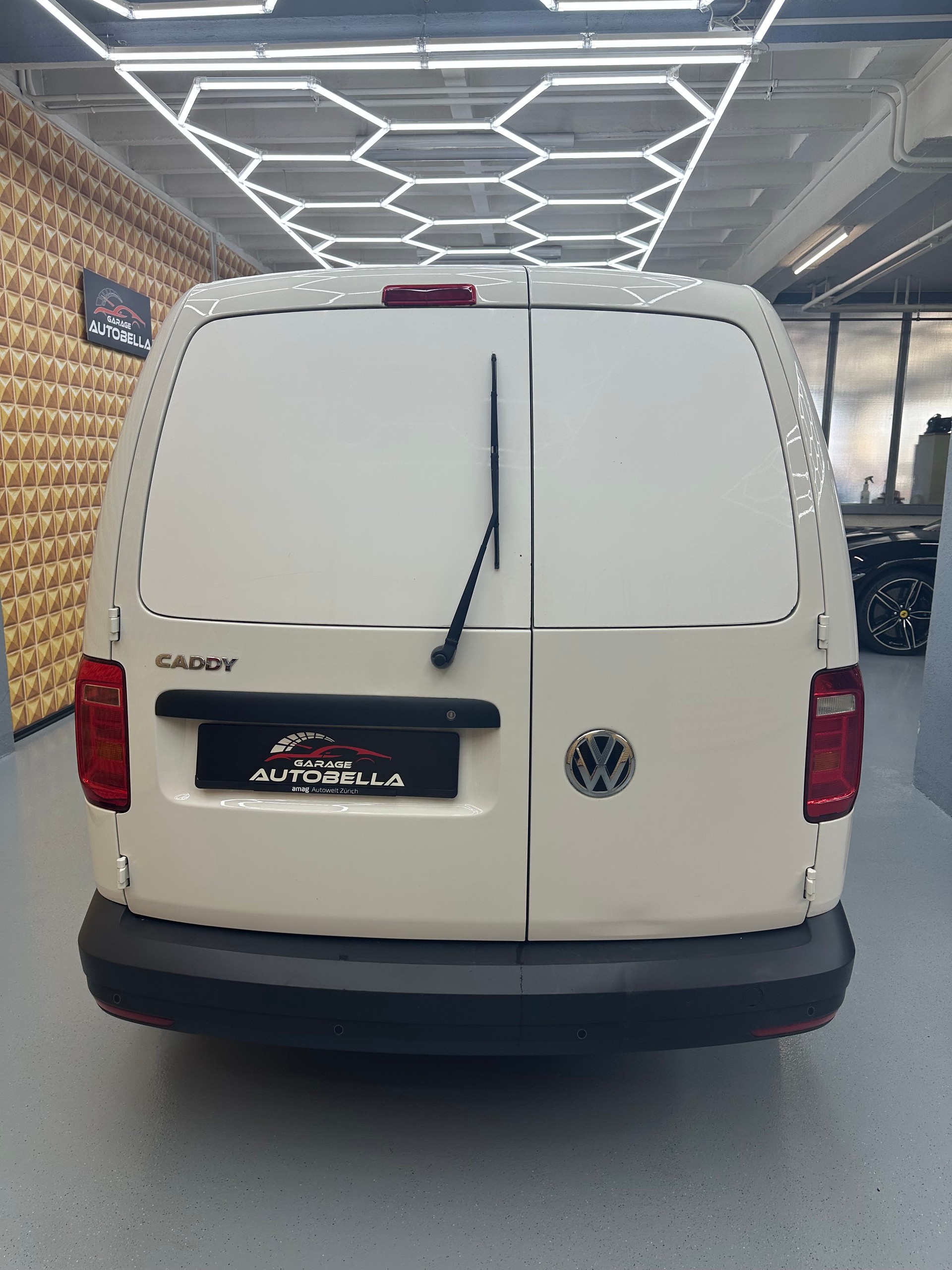 VW Caddy Maxi 2.0TDI BlueMotion Technology-image-4