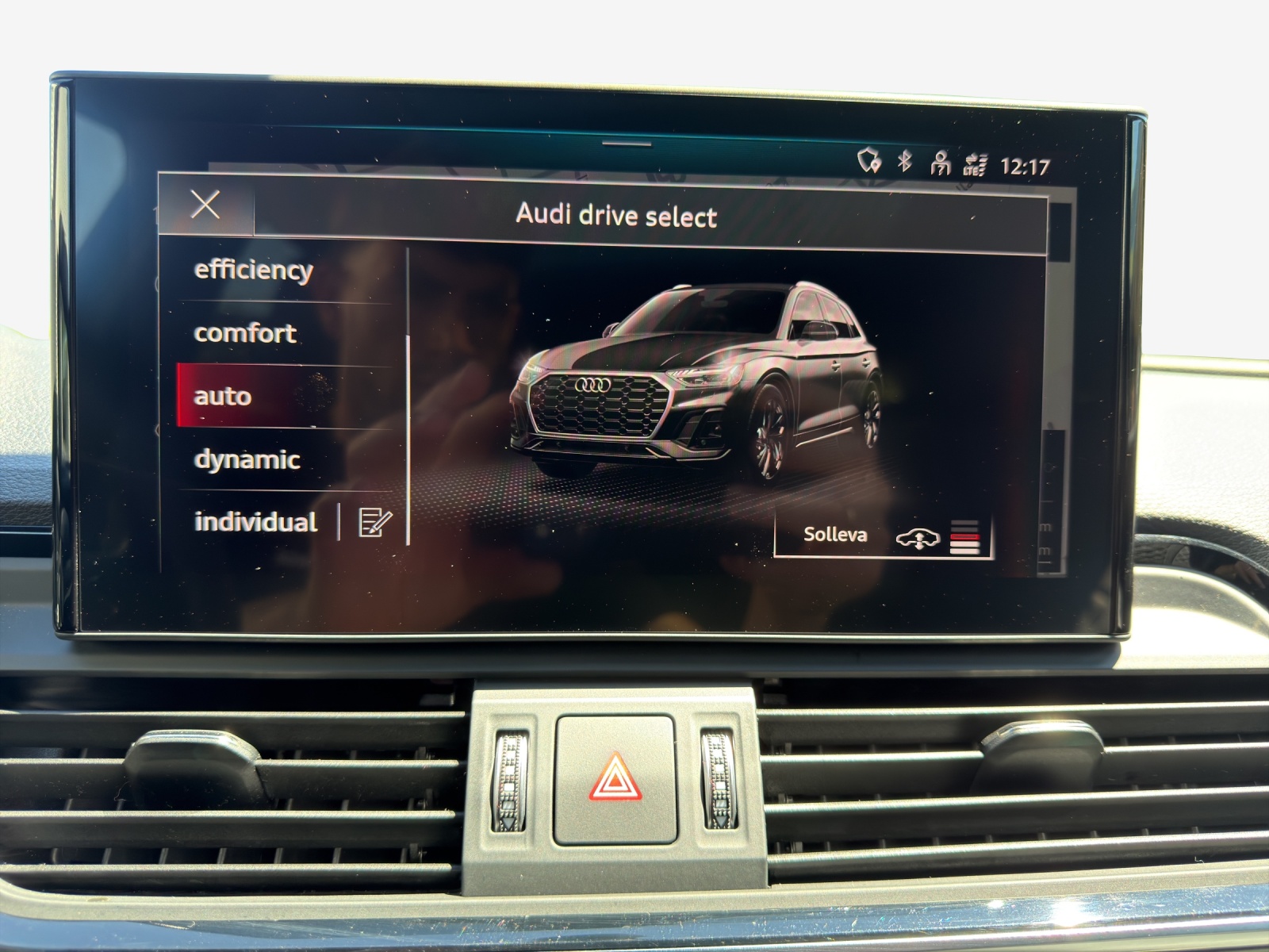 AUDI Q5 40 TDI Black Edition quattro S-tronic-image-14