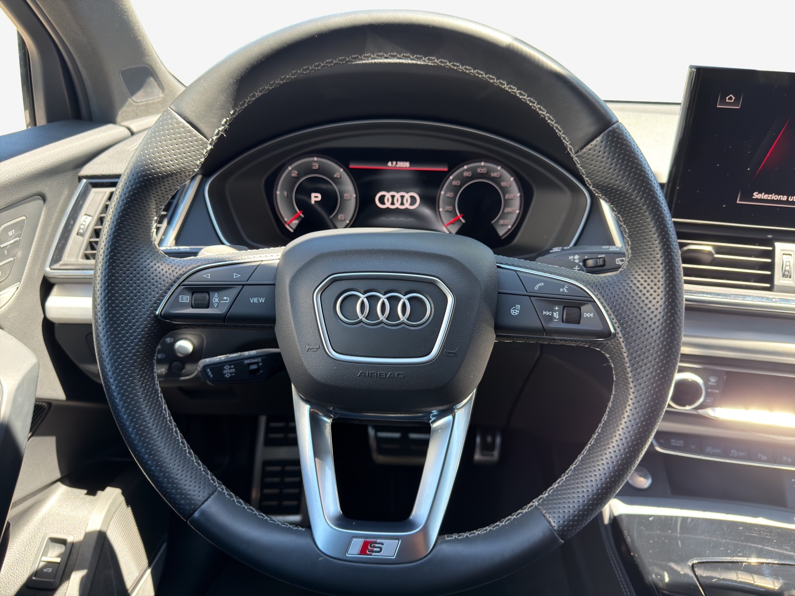 AUDI Q5 40 TDI Black Edition quattro S-tronic-image-9