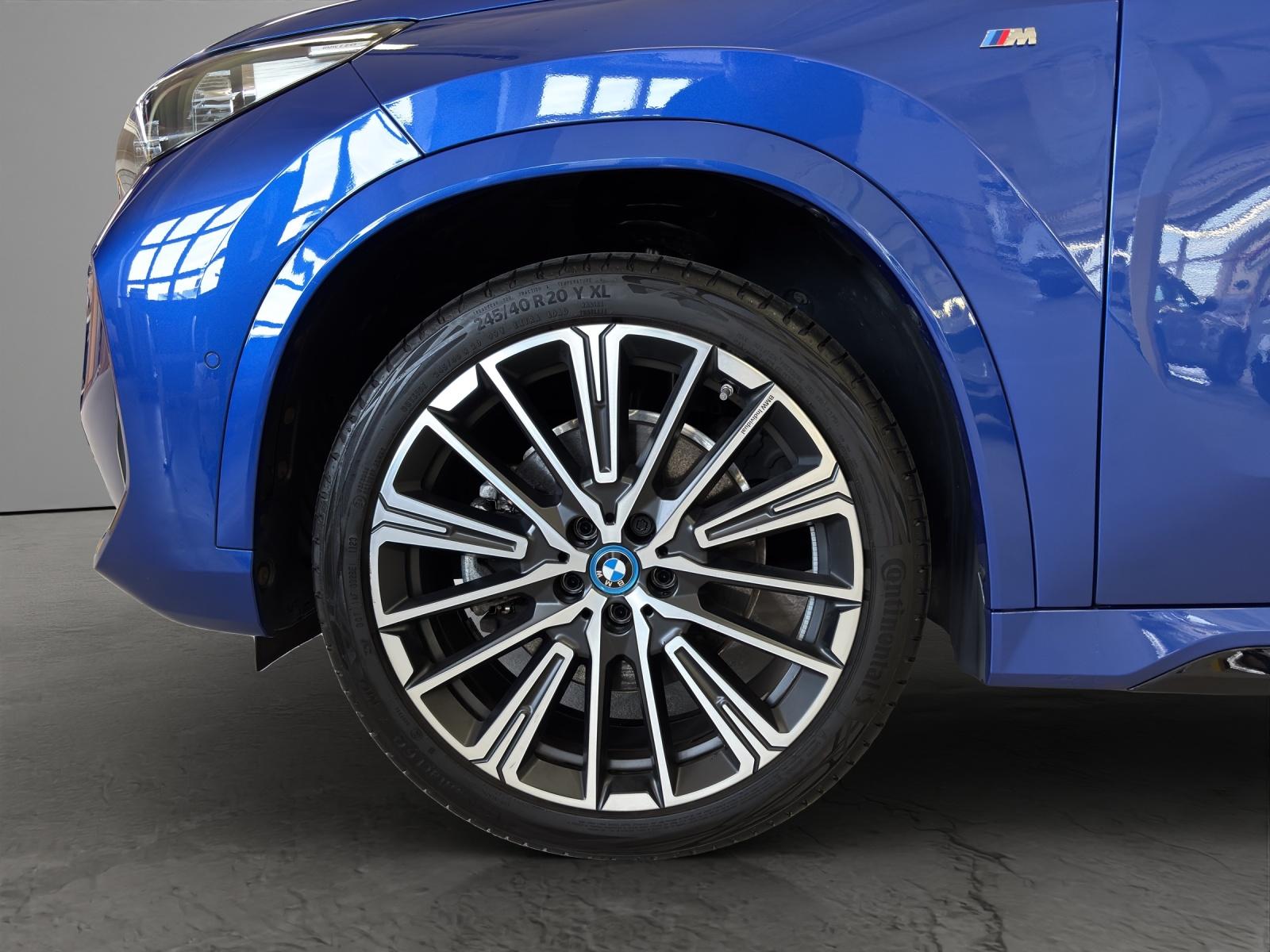 BMW iX1 30 xDrive-image-5