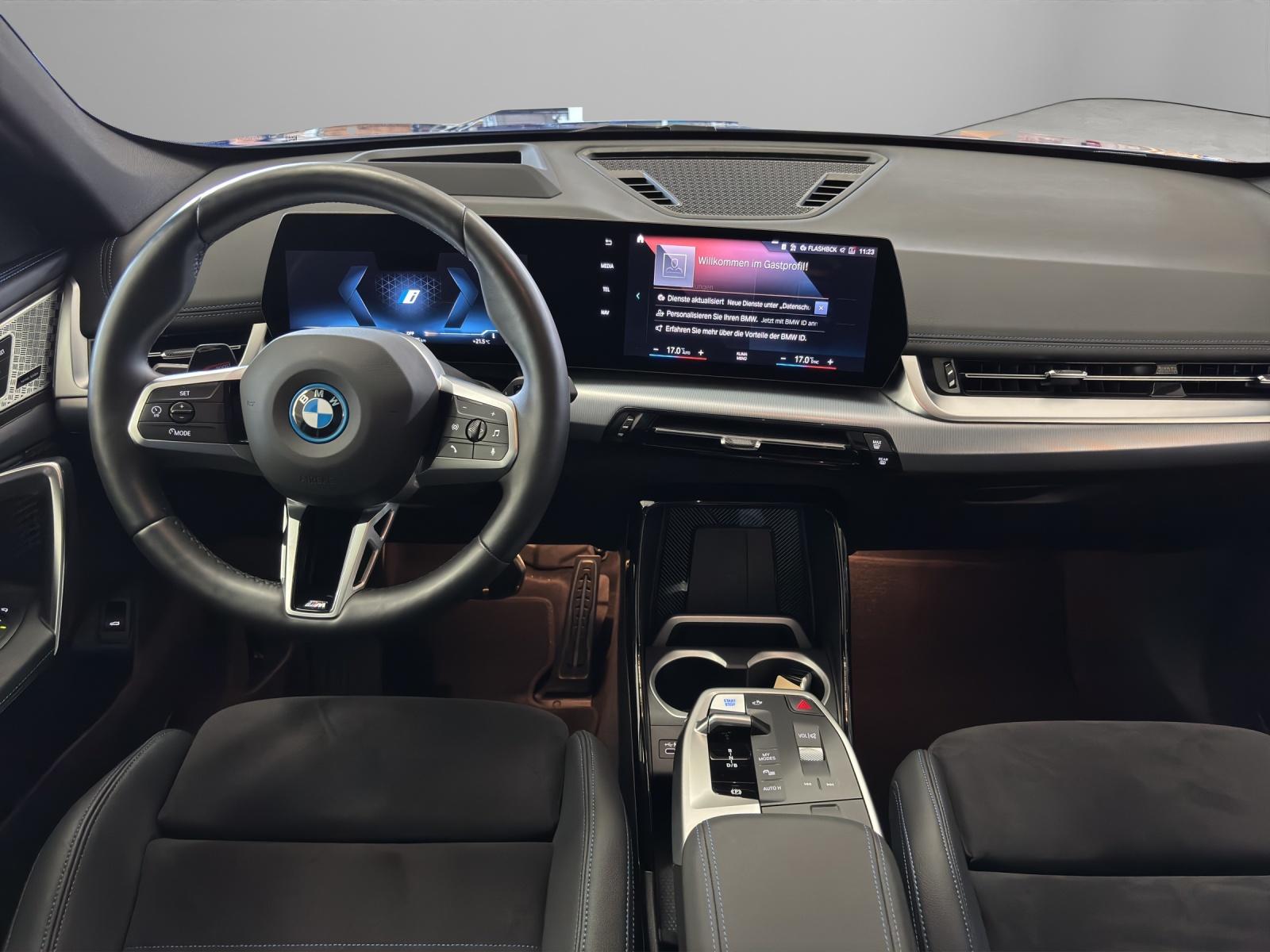 BMW iX1 30 xDrive-image-10
