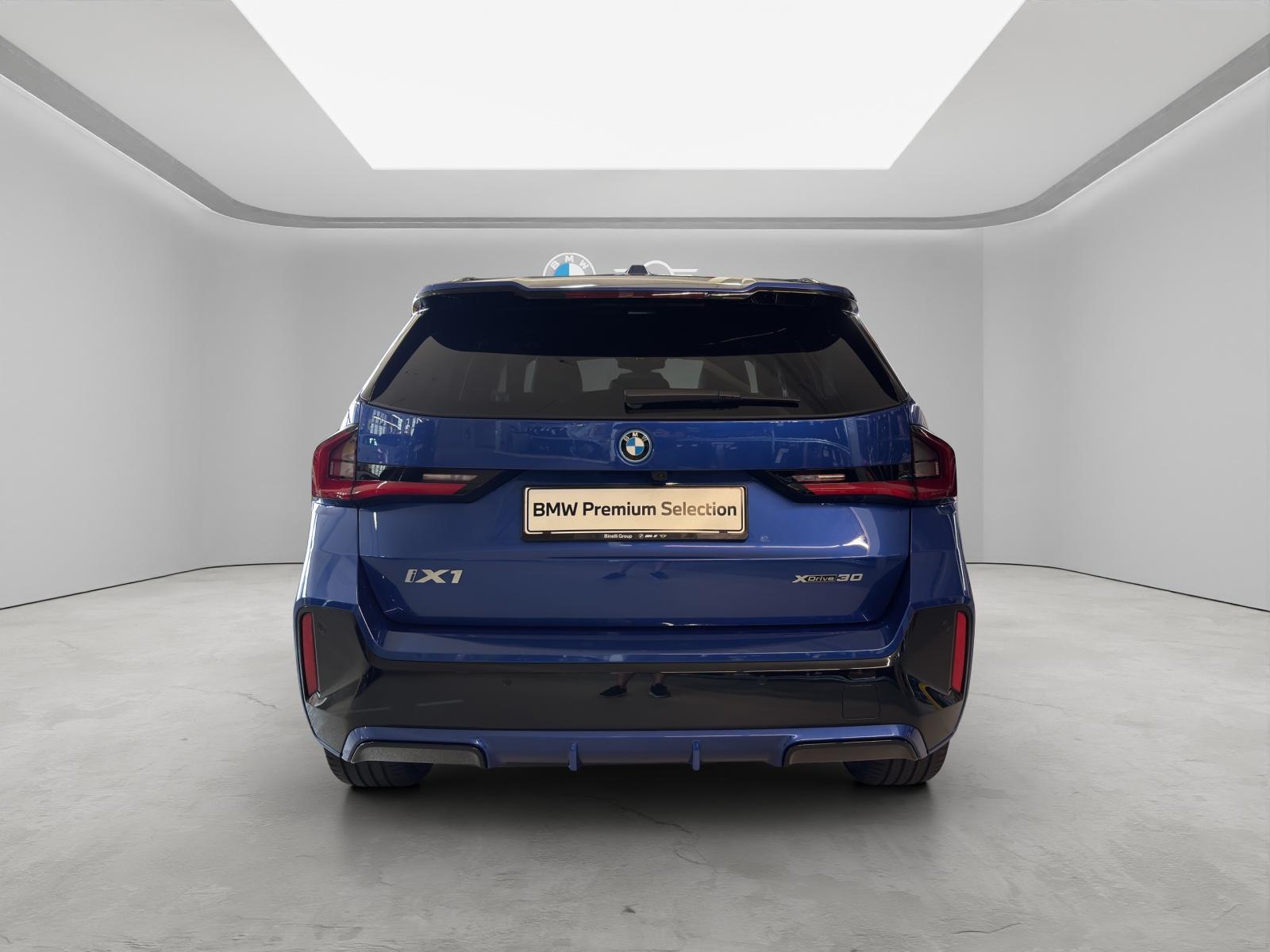 BMW iX1 30 xDrive-image-15