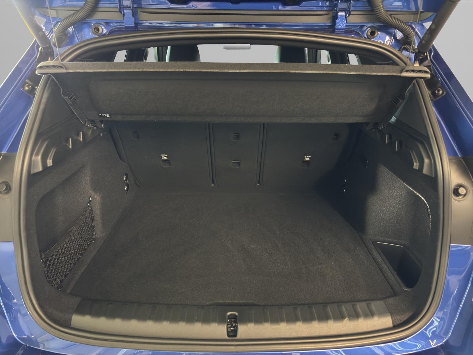 BMW iX1 30 xDrive-image-16