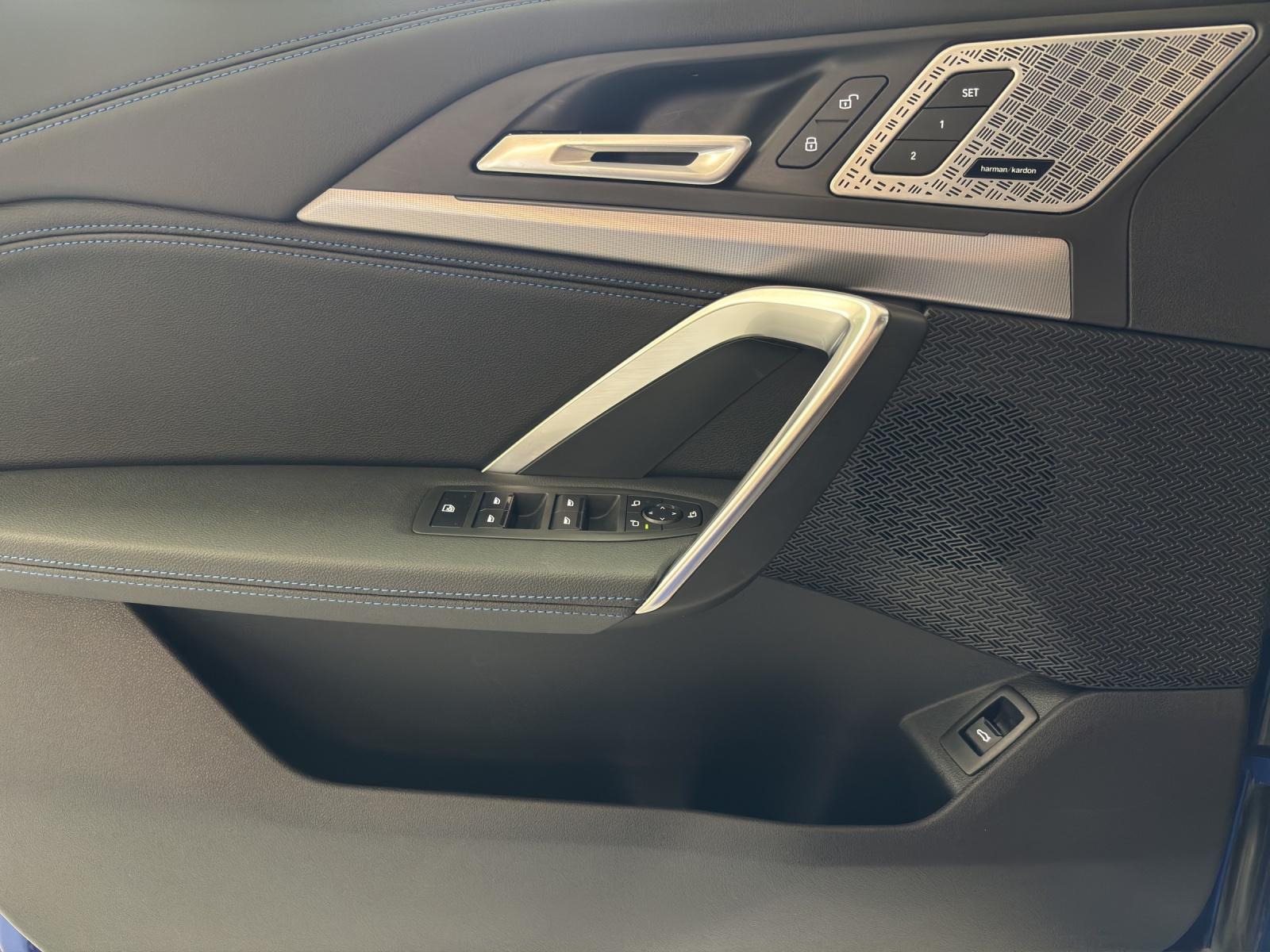 BMW iX1 30 xDrive-image-8