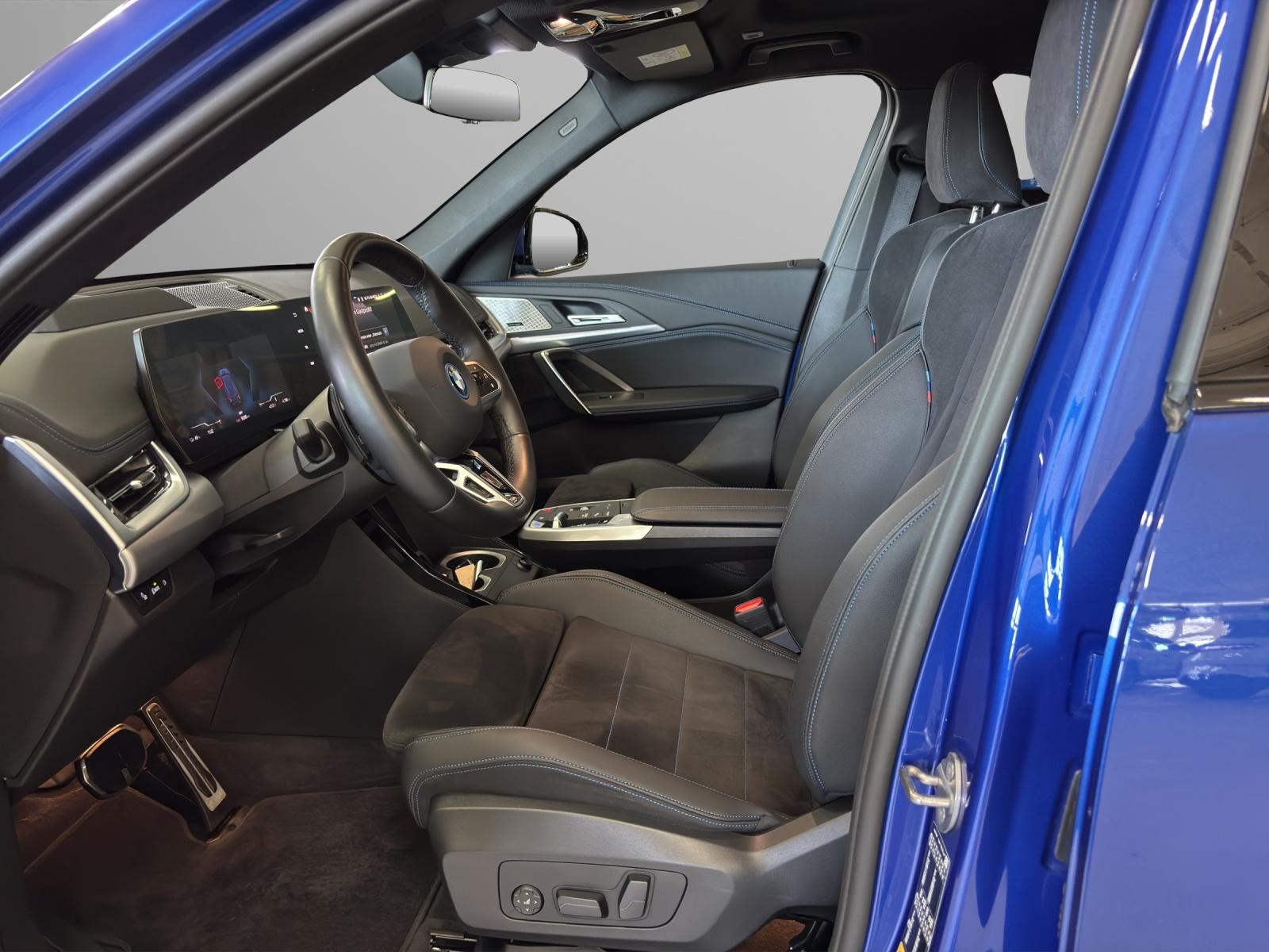 BMW iX1 30 xDrive-image-6