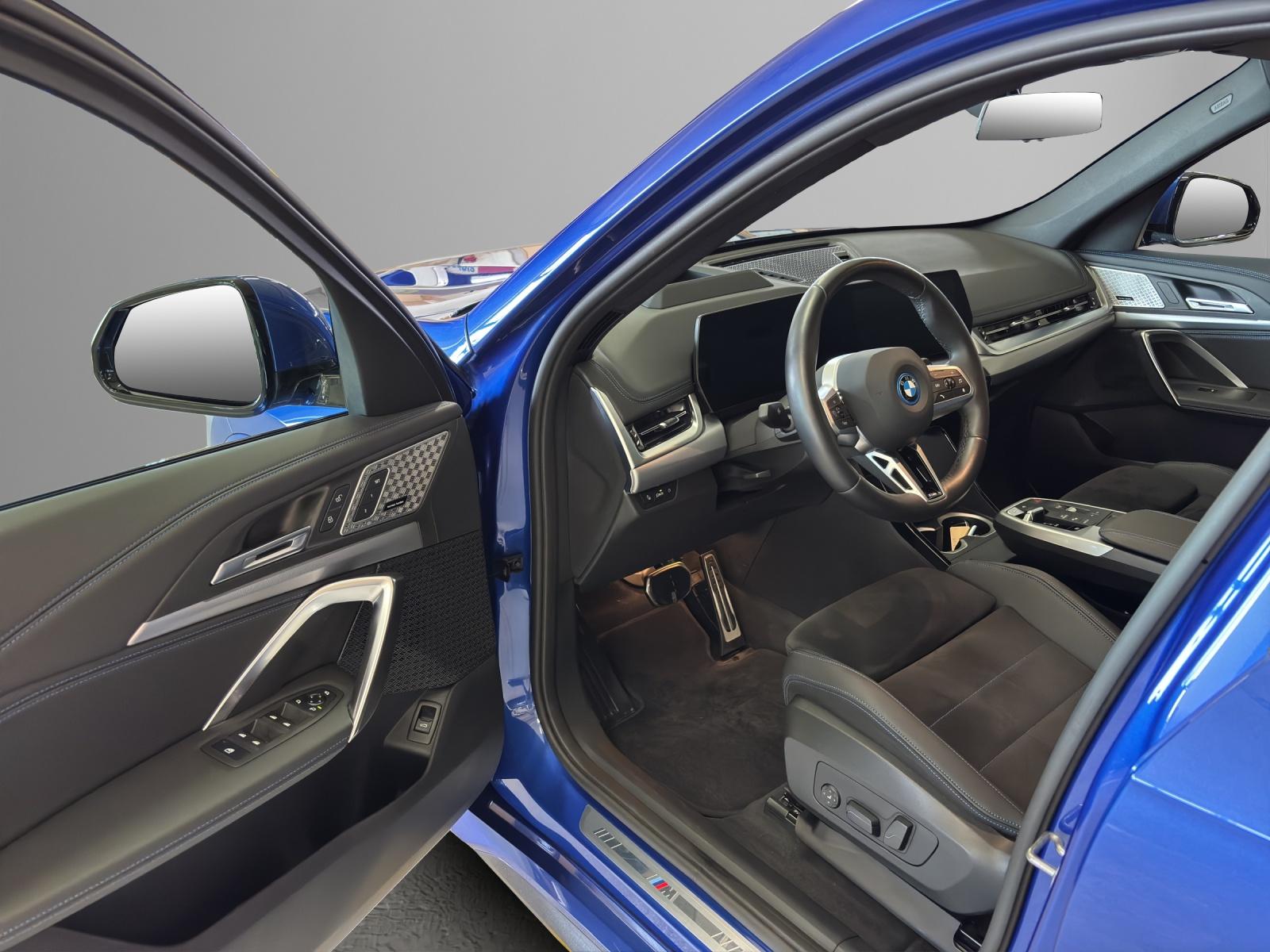 BMW iX1 30 xDrive-image-4