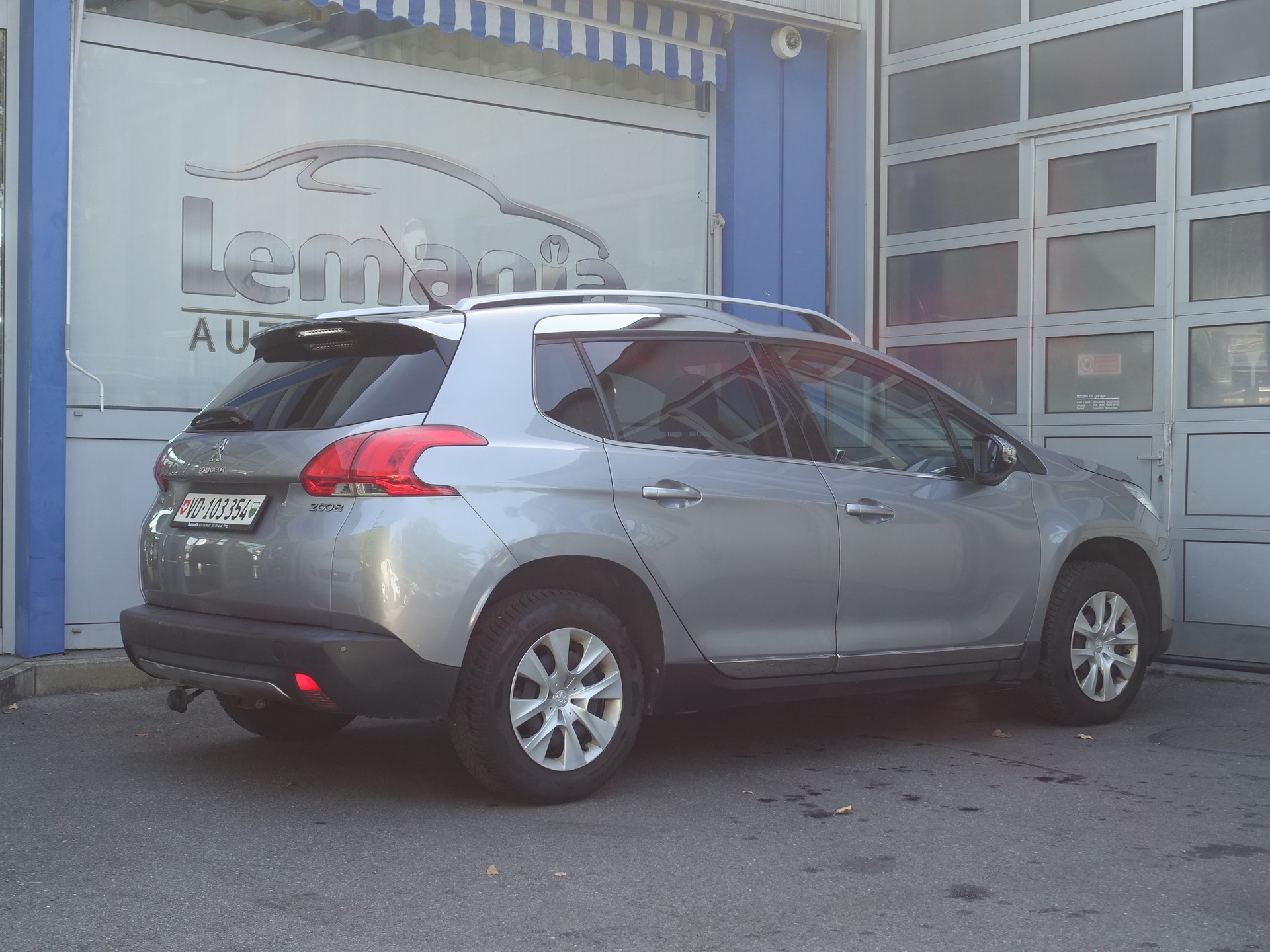 PEUGEOT 2008 1.2 PureTech Féline EAT6-image-4