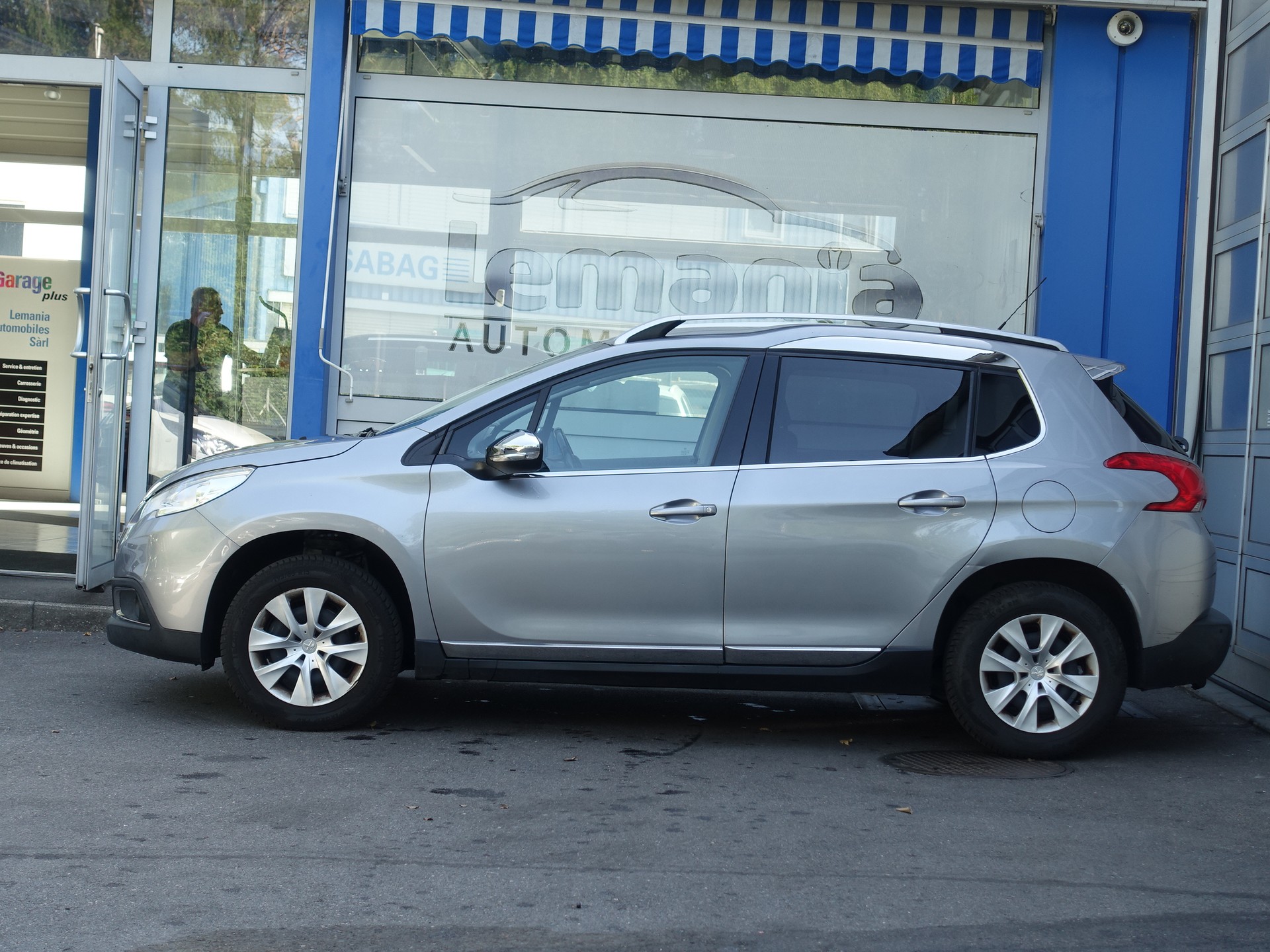 PEUGEOT 2008 1.2 PureTech Féline EAT6-image-5