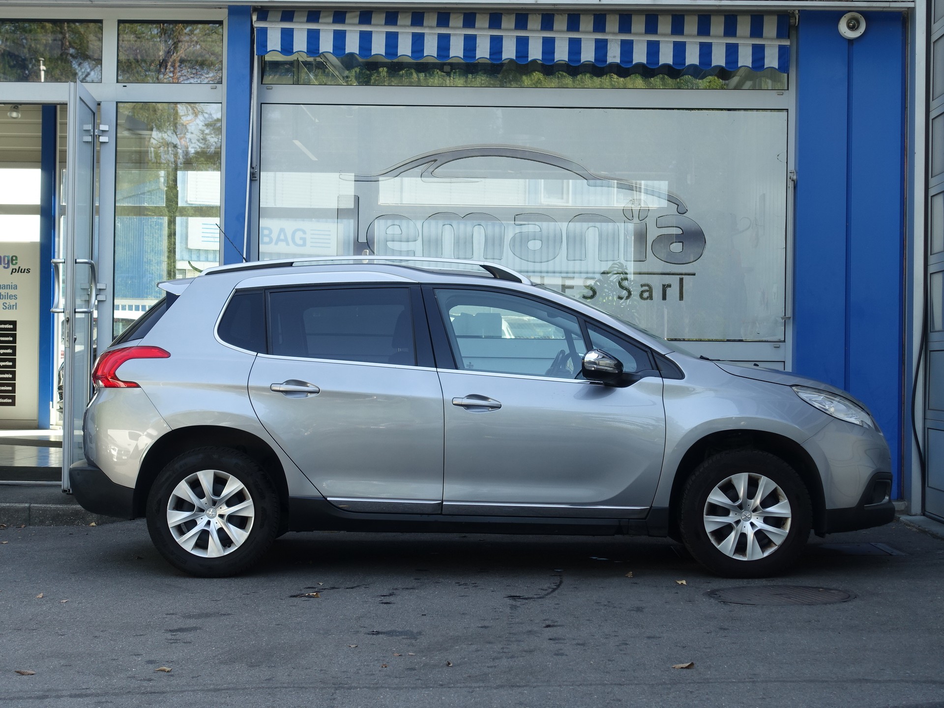 PEUGEOT 2008 1.2 PureTech Féline EAT6-image-6