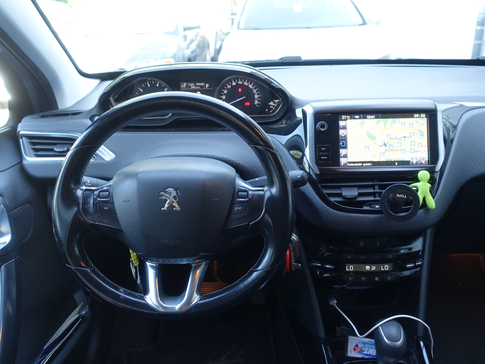 PEUGEOT 2008 1.2 PureTech Féline EAT6-image-9