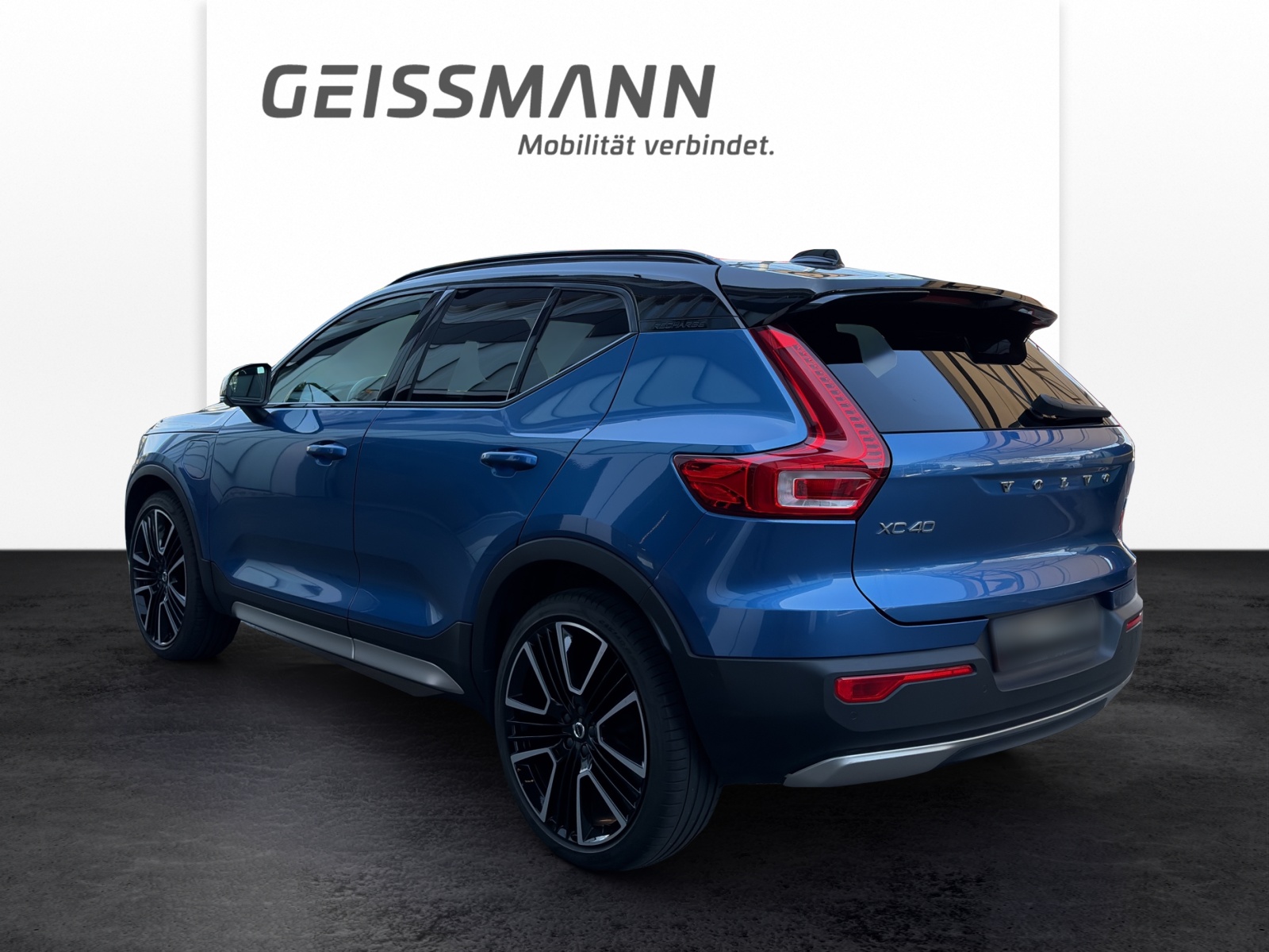 VOLVO XC40 1.5 T5 PiH R-Design-image-4