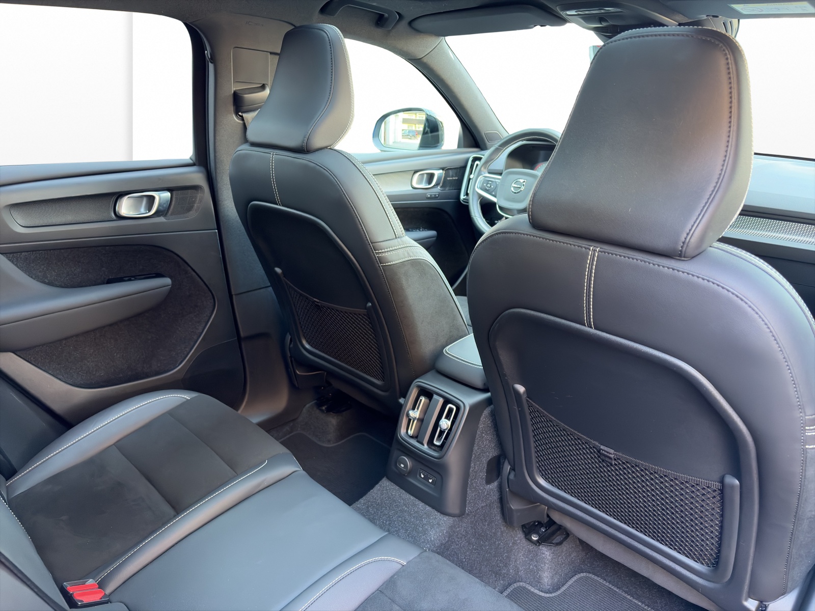 VOLVO XC40 1.5 T5 PiH R-Design-image-16