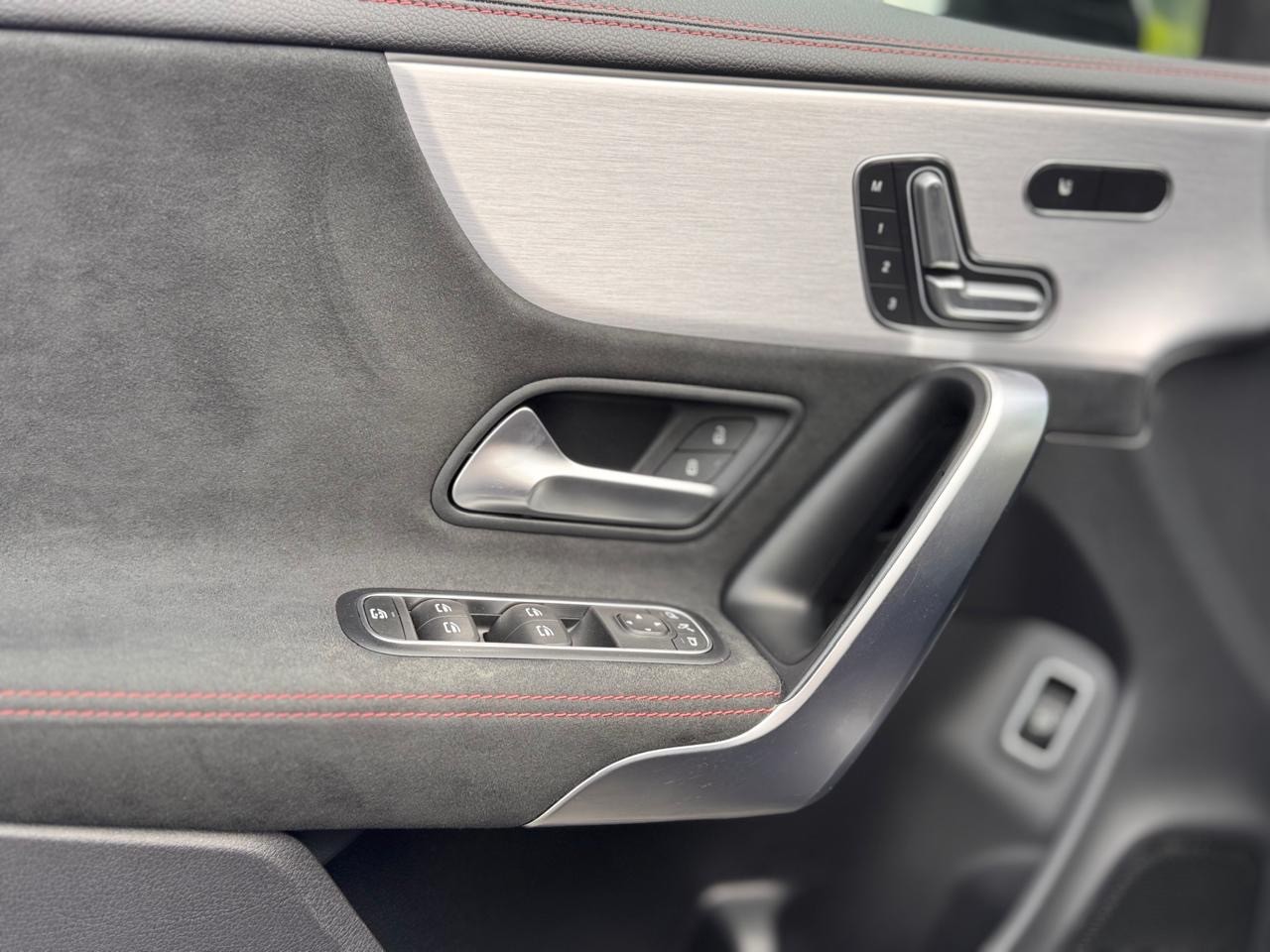 MERCEDES-BENZ CLA 200 AMG Line-image-15