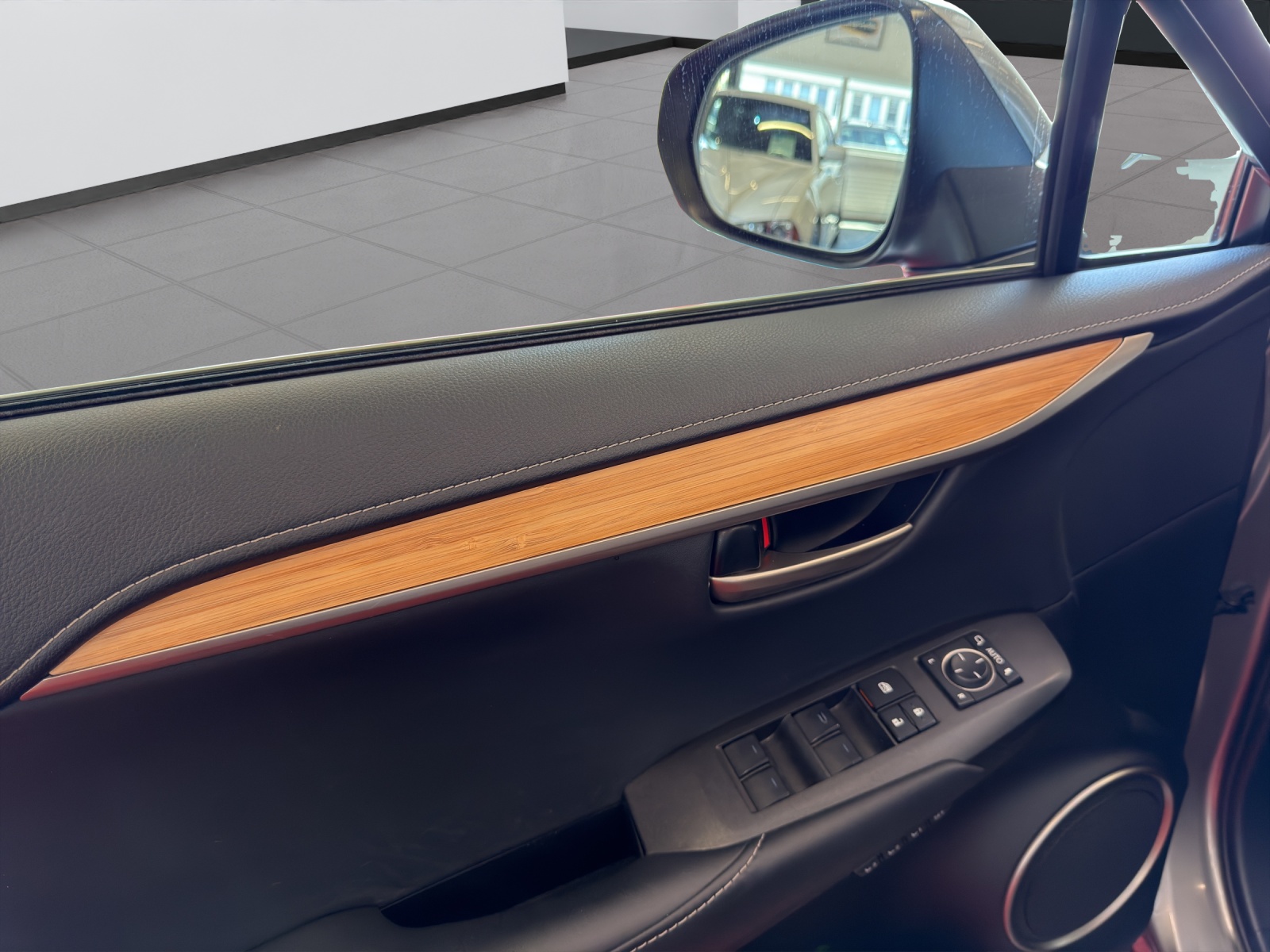 LEXUS NX 300h excellence E-Four Automatic-image-21