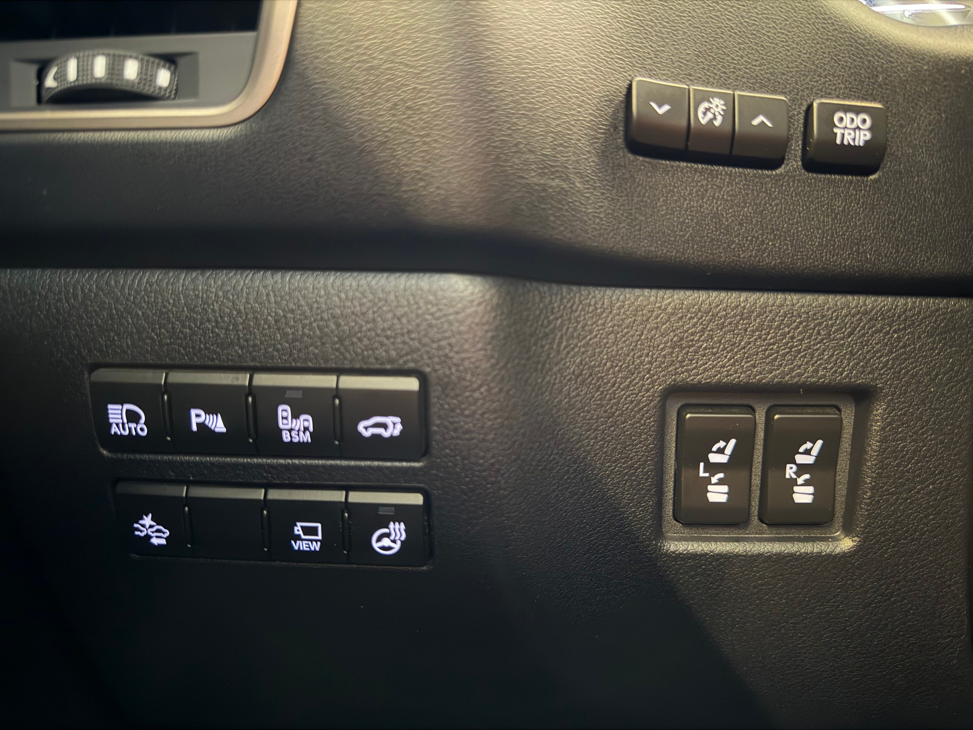 LEXUS NX 300h excellence E-Four Automatic-image-18
