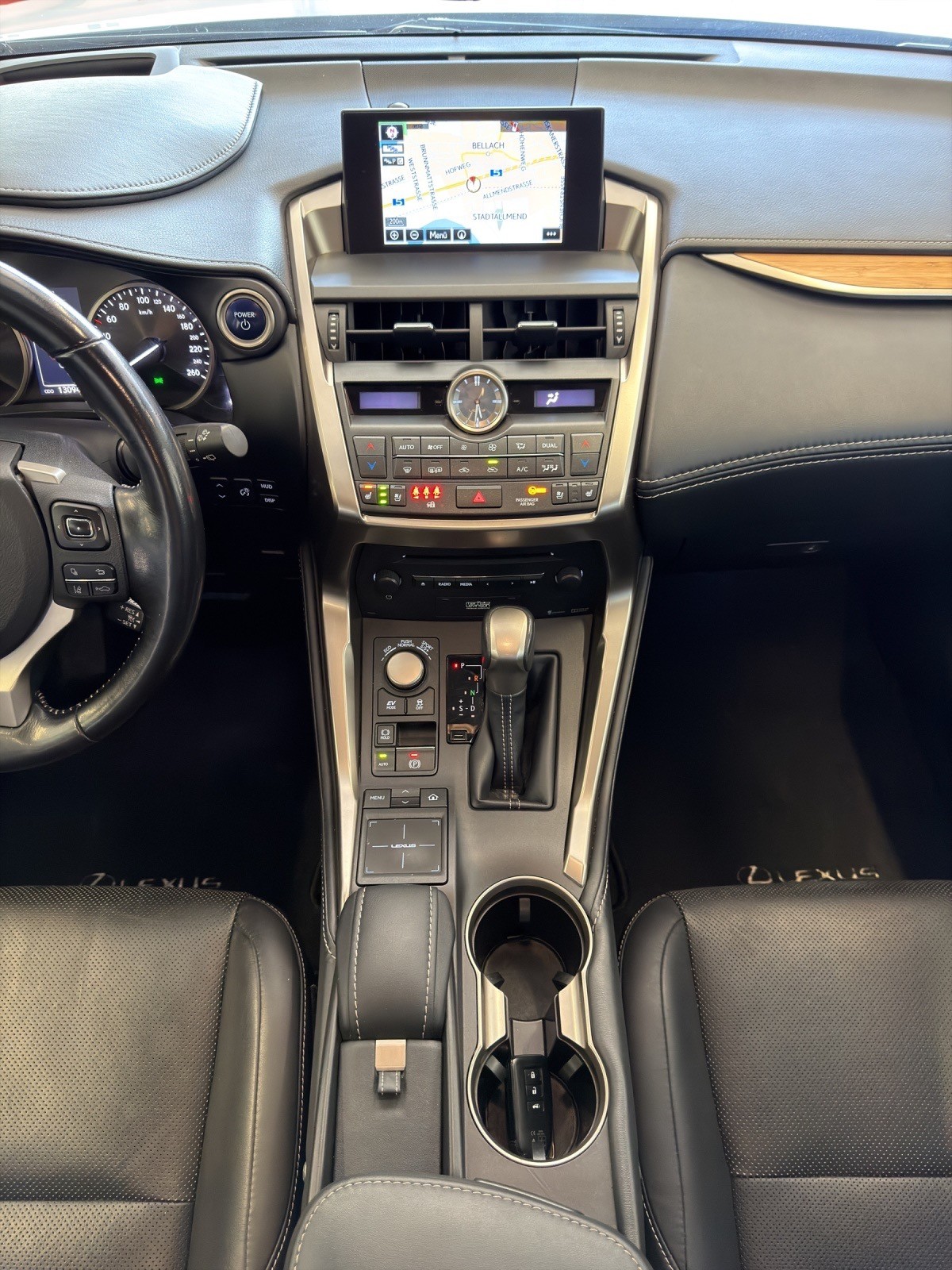 LEXUS NX 300h excellence E-Four Automatic-image-23