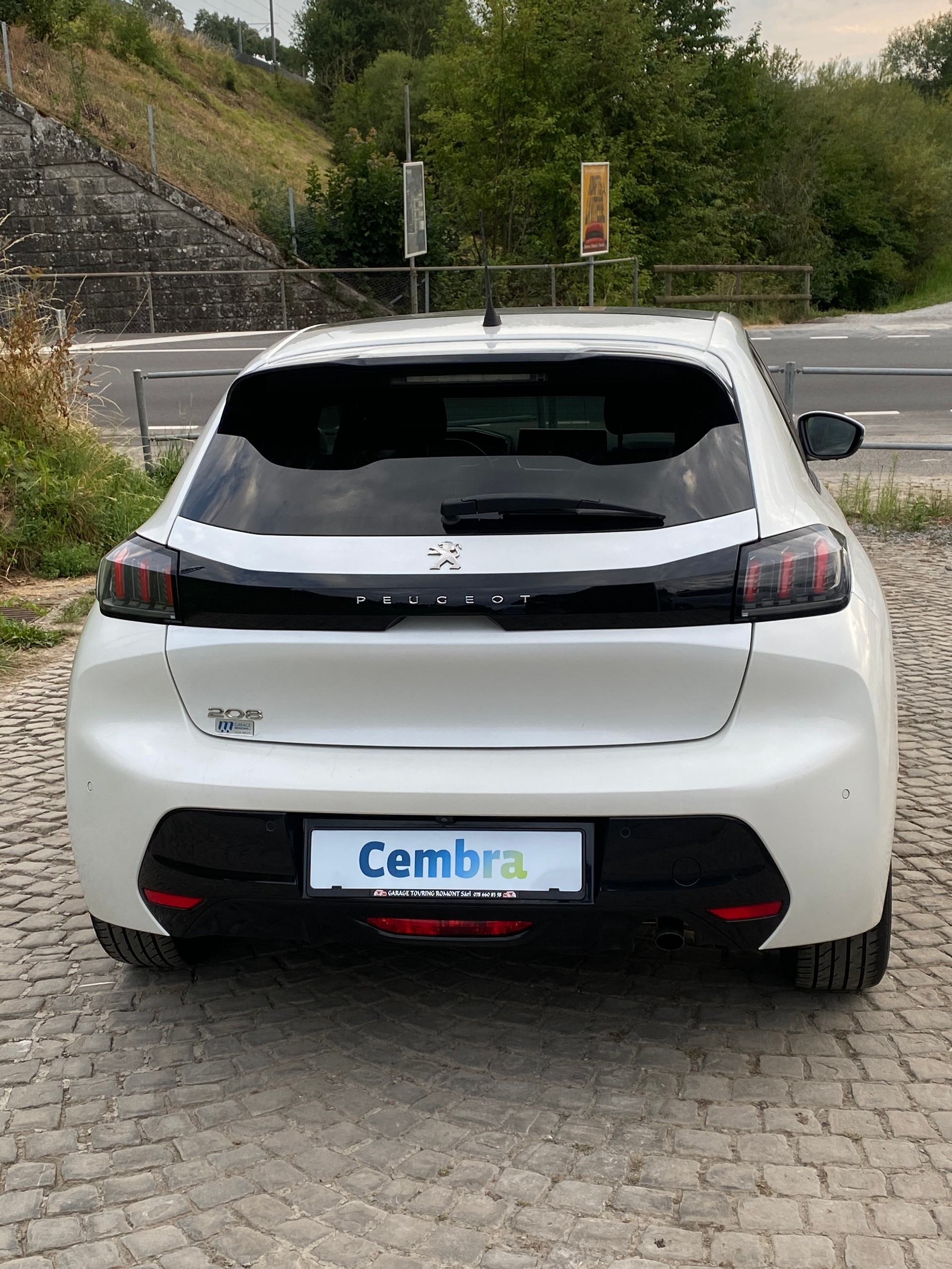 PEUGEOT 208 1.2 PureTech Allure EAT8-image-2