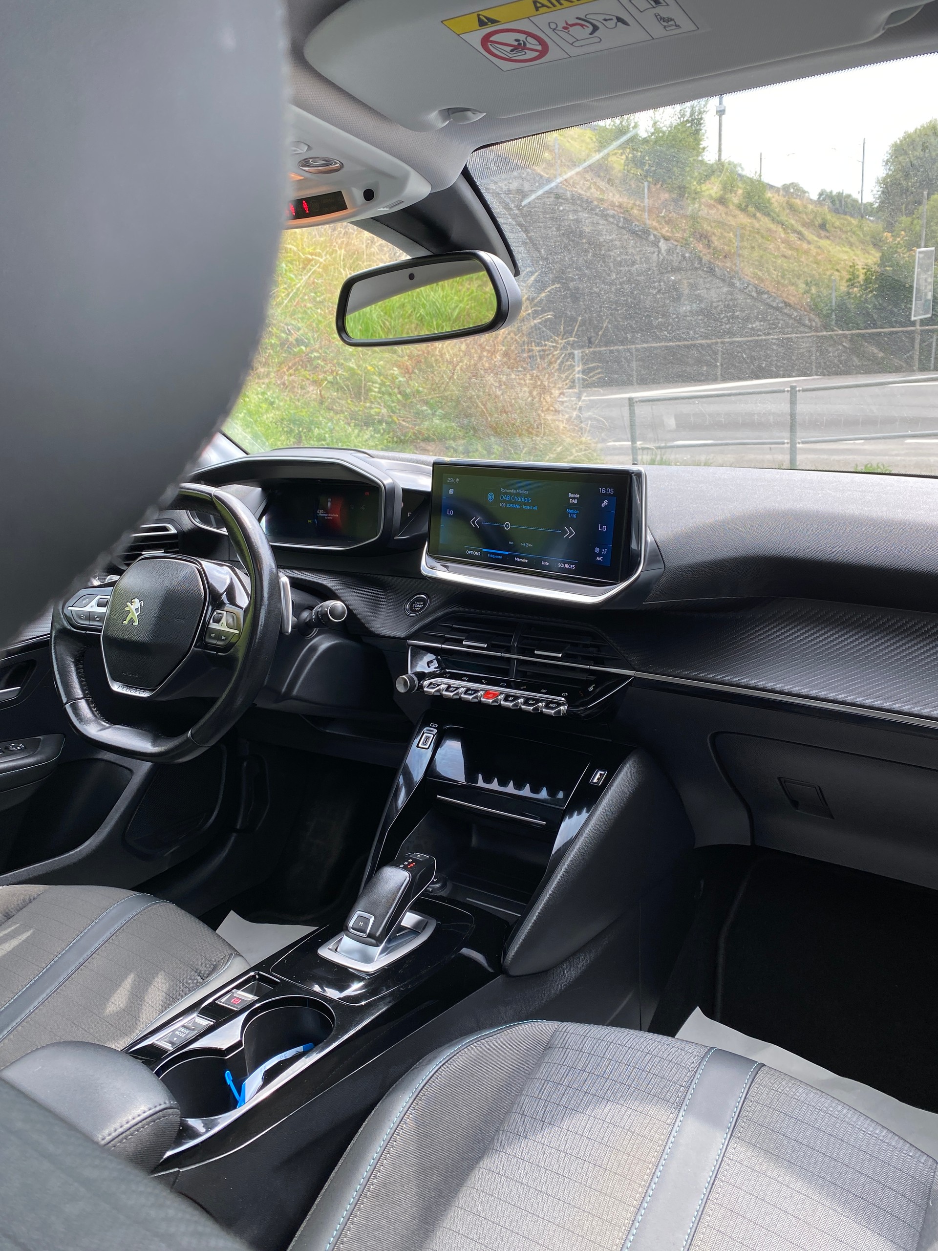PEUGEOT 208 1.2 PureTech Allure EAT8-image-5