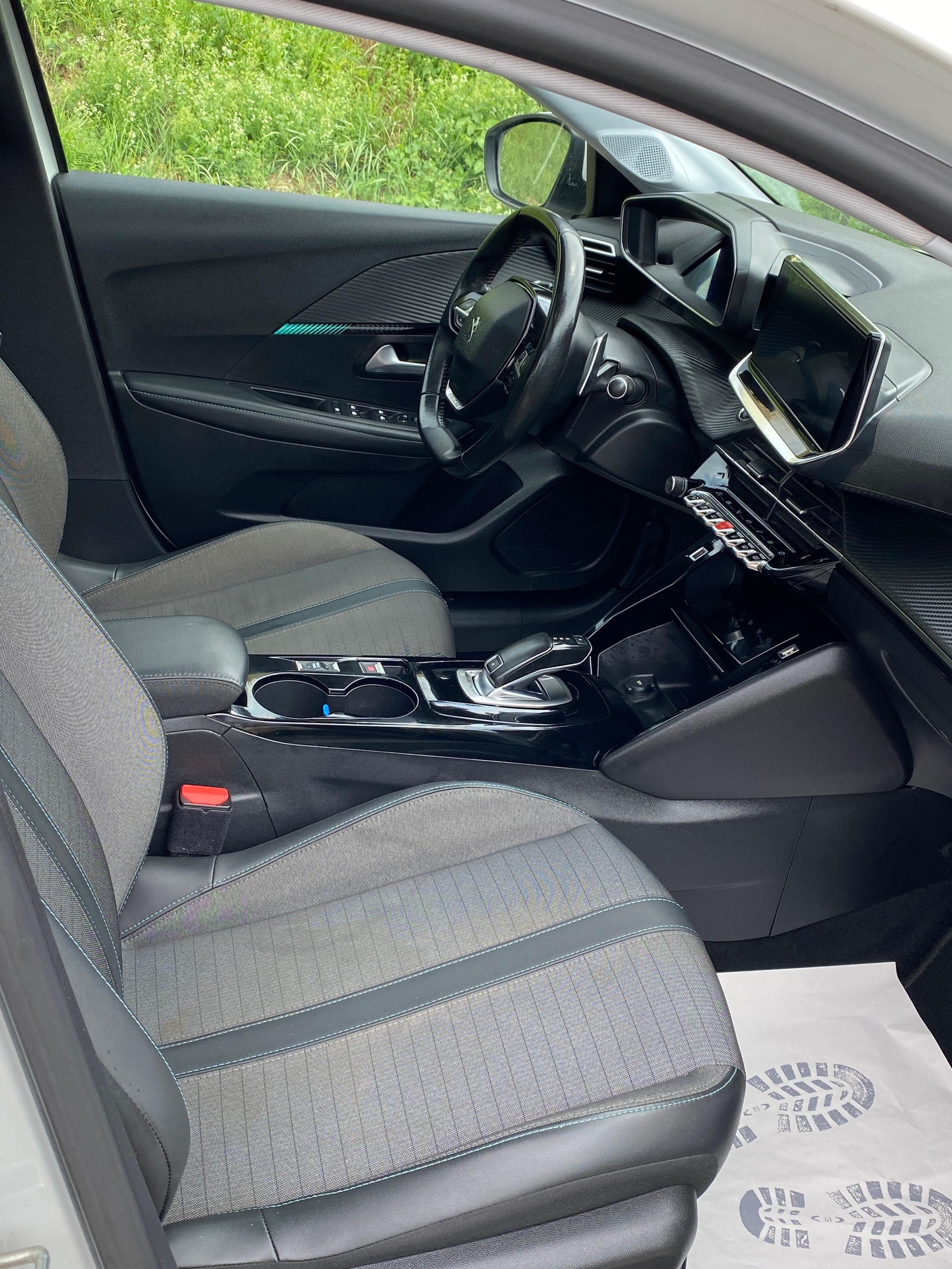 PEUGEOT 208 1.2 PureTech Allure EAT8-image-6