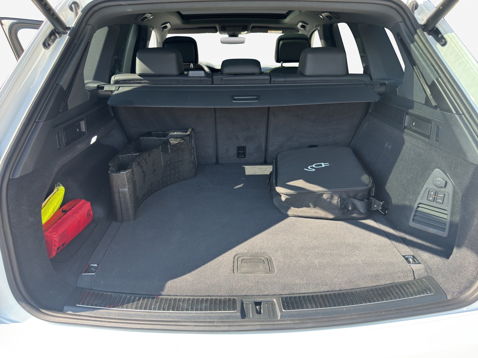 VW Touareg 3.0 TSI eHybrid R Tiptronic-image-12