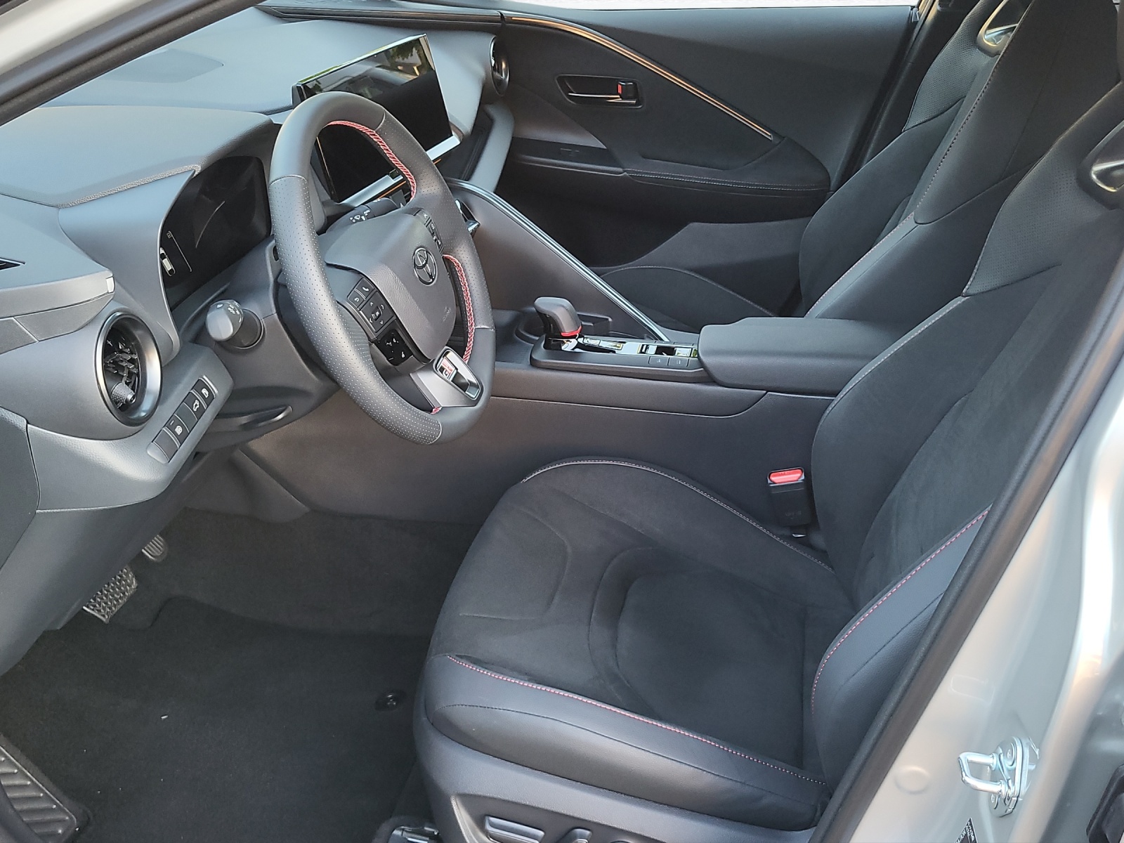 TOYOTA C-HR 2.0 PHEV GR Sport-image-12