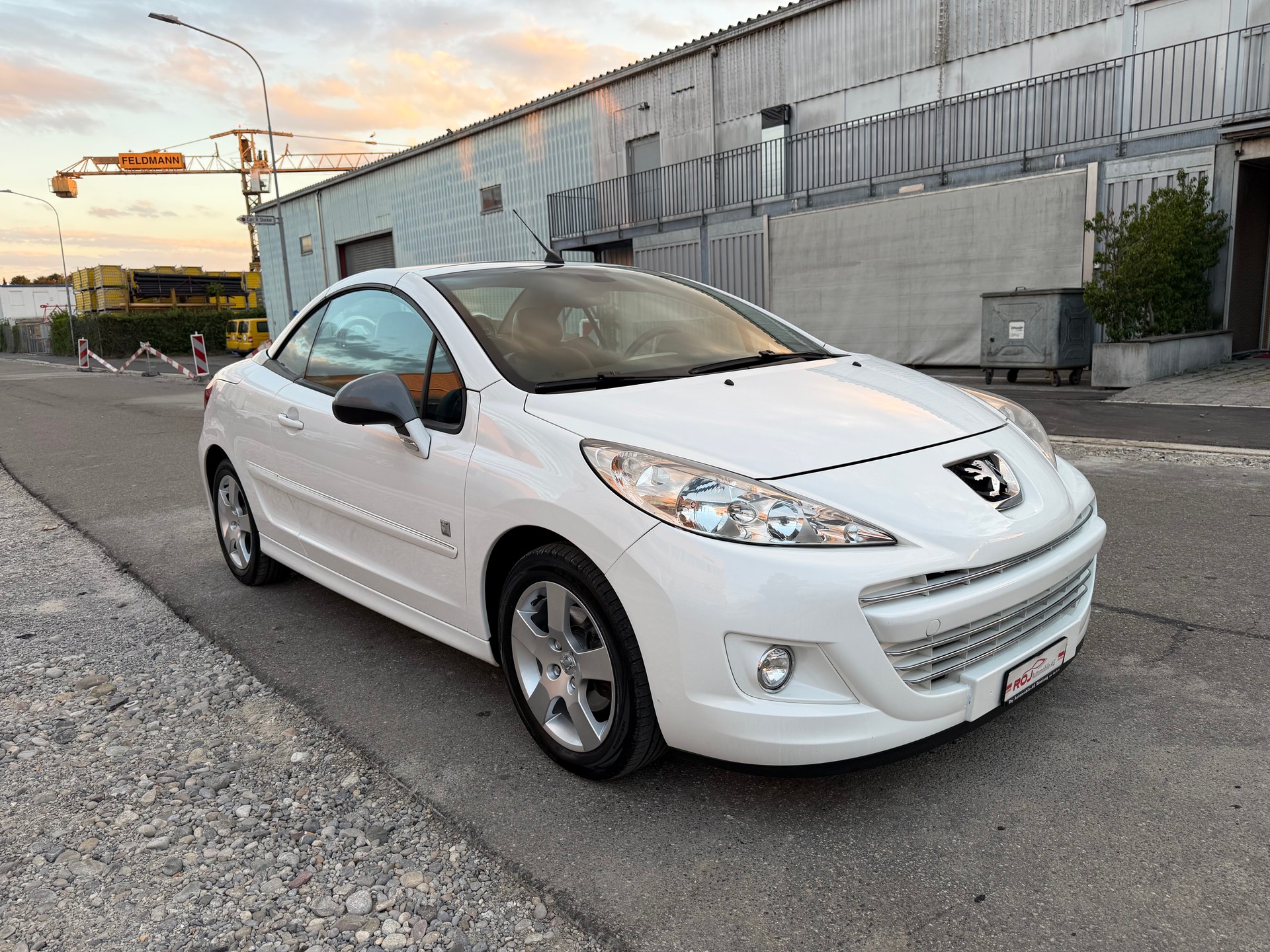 PEUGEOT 207 CC 1.6 16V Turbo Swiss Edition-image-3