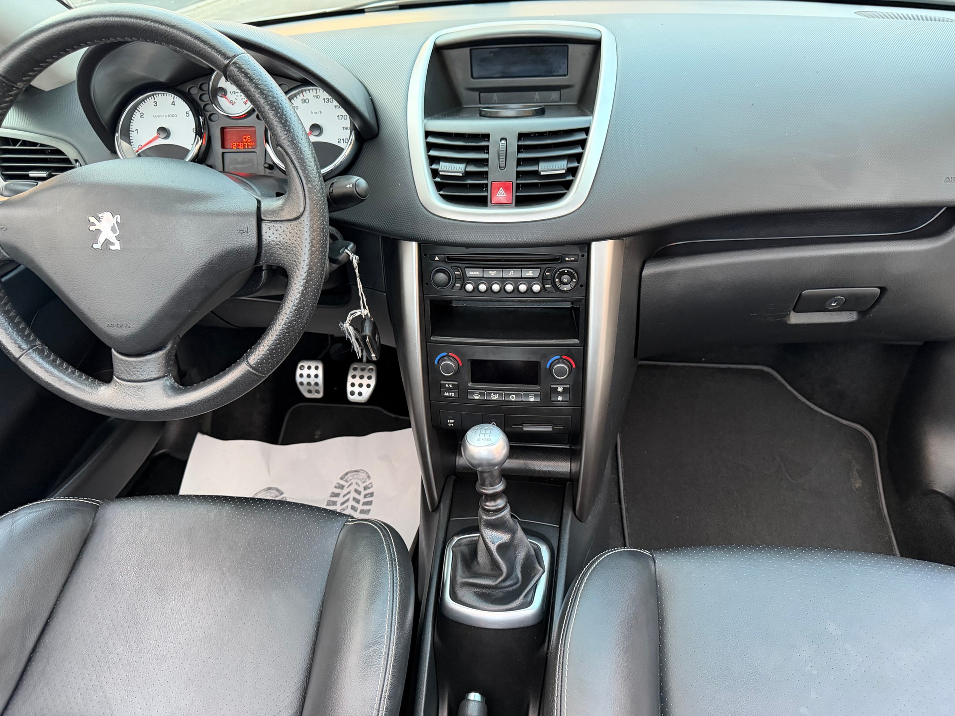 PEUGEOT 207 CC 1.6 16V Turbo Swiss Edition-image-16