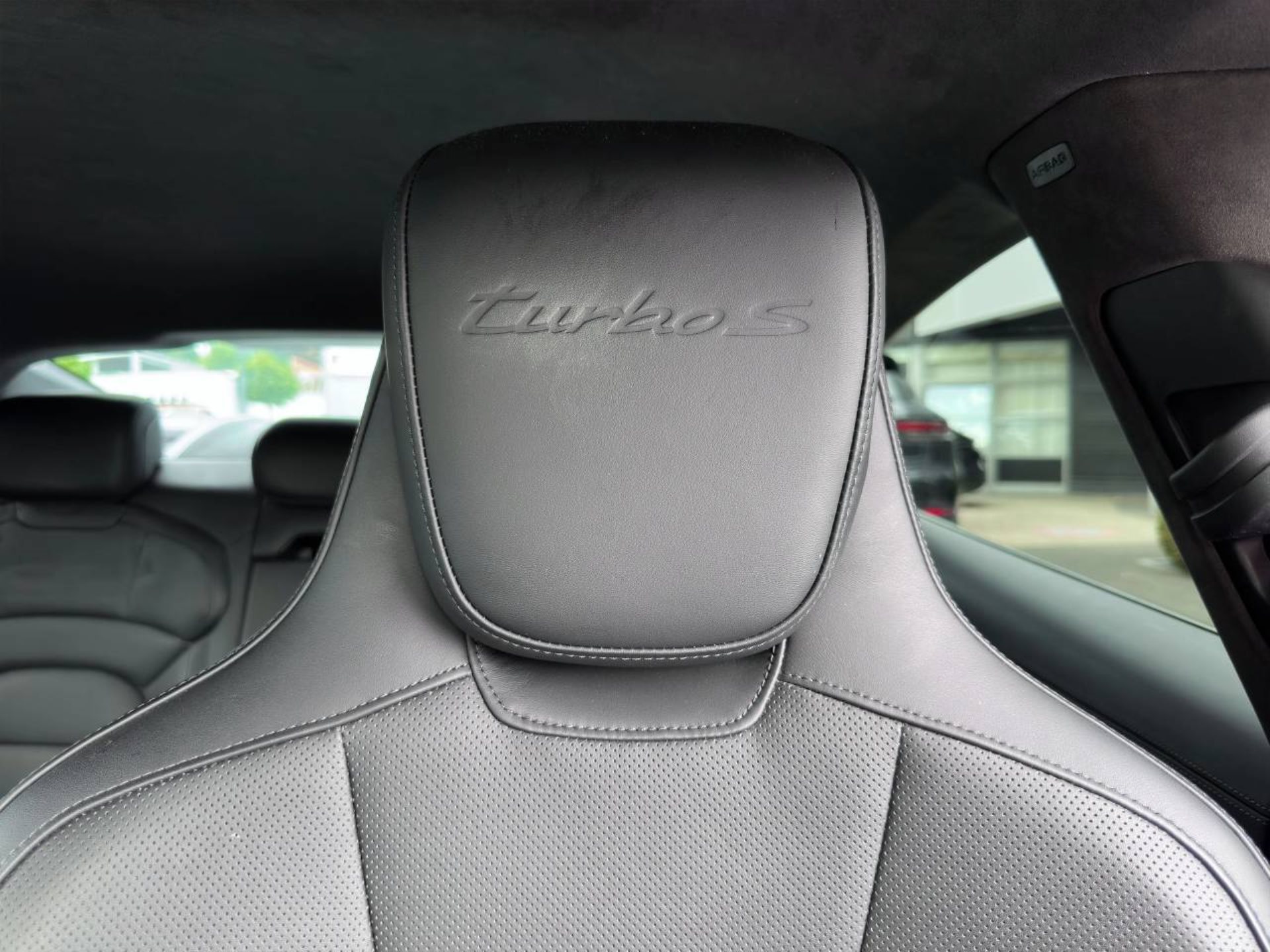 PORSCHE Taycan Turbo S-image-25