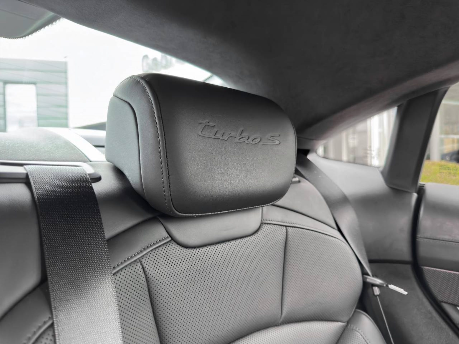 PORSCHE Taycan Turbo S-image-22