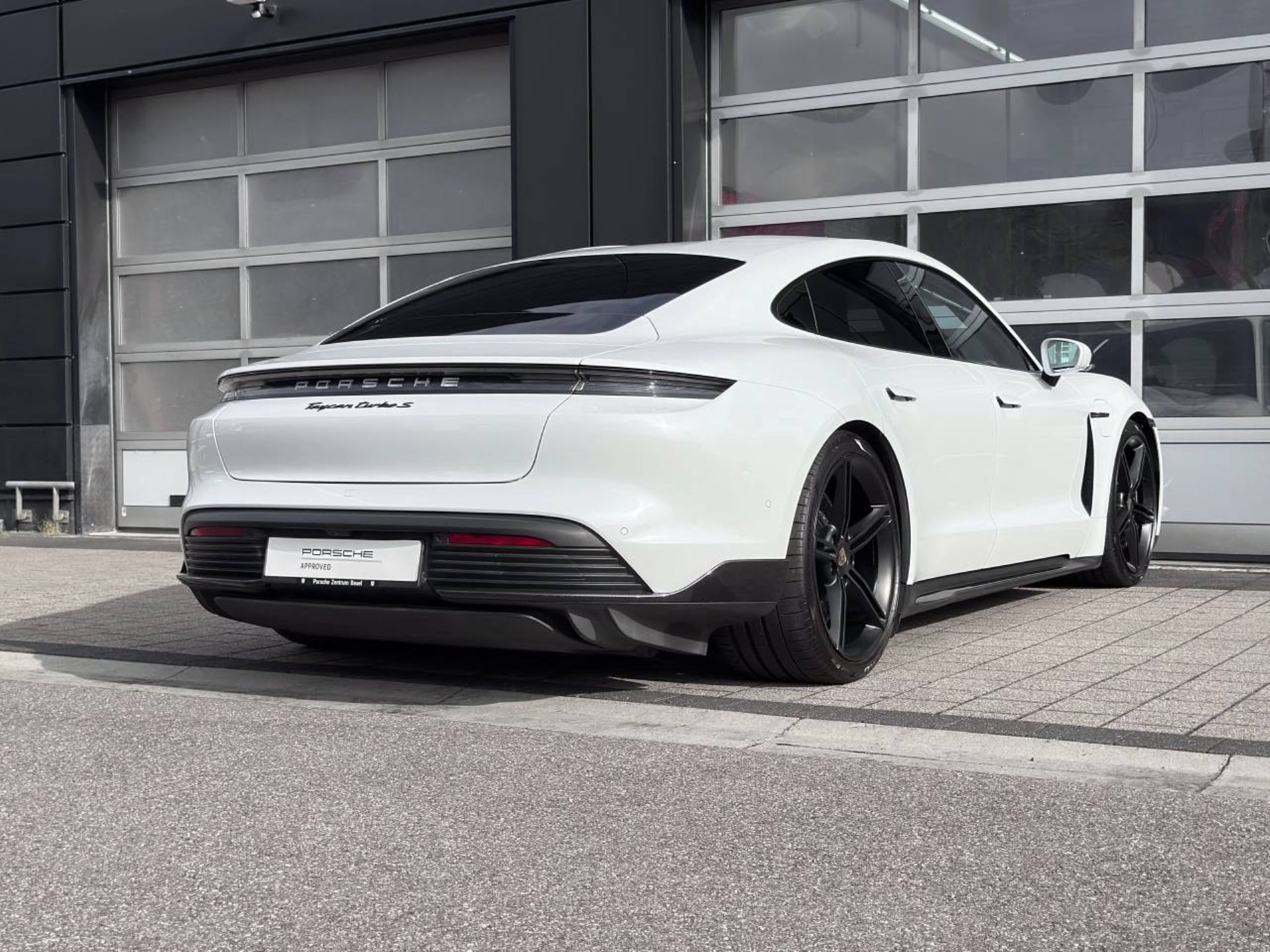 PORSCHE Taycan Turbo S-image-10